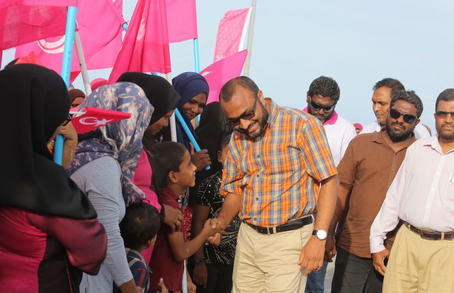 ގދ.ތިނަދޫ: އޮގަސްޓް 16، 2018- މި އަހަރުގެ ރިޔާސީ އިންތިޚާބުގައި ވާދަކުރައްވާ ޕީޕީއެމްގެ ކެންޑިޑޭޓް ރައީސް ޔާމީންގެ ރަނިންމޭޓް ޝަހީމް ކެމްޕެއިނަށް ތިނަދު އަށް ވަޑައިގަތުމުން، މަރުހަބާ ކިޔަން ދިޔަ ކުޑަކުއްޖަކާ ސަލާމް ކުރައްވަނީ.---ފޮޓޯ: ޕީޕީއެމް