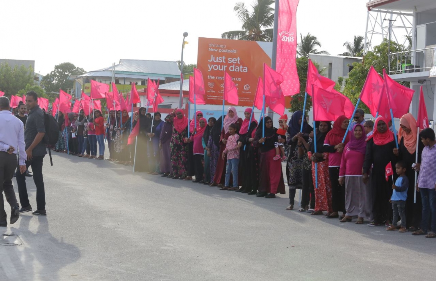 ގދ.ތިނަދޫ: އޮގަސްޓް 16، 2018- މި އަހަރުގެ ރިޔާސީ އިންތިޚާބުގައި ވާދަކުރައްވާ ޕީޕީއެމްގެ ކެންޑިޑޭޓް ރައީސް ޔާމީންގެ ރަނިންމޭޓް ޝަހީމް ކެމްޕެއިނަށް ތިނަދު އަށް ވަޑައިގަތުމުން، މަރުހަބާ ކިޔަން އެއްވި ބައެއް މީހުން.---ފޮޓޯ: ޕީޕީއެމް