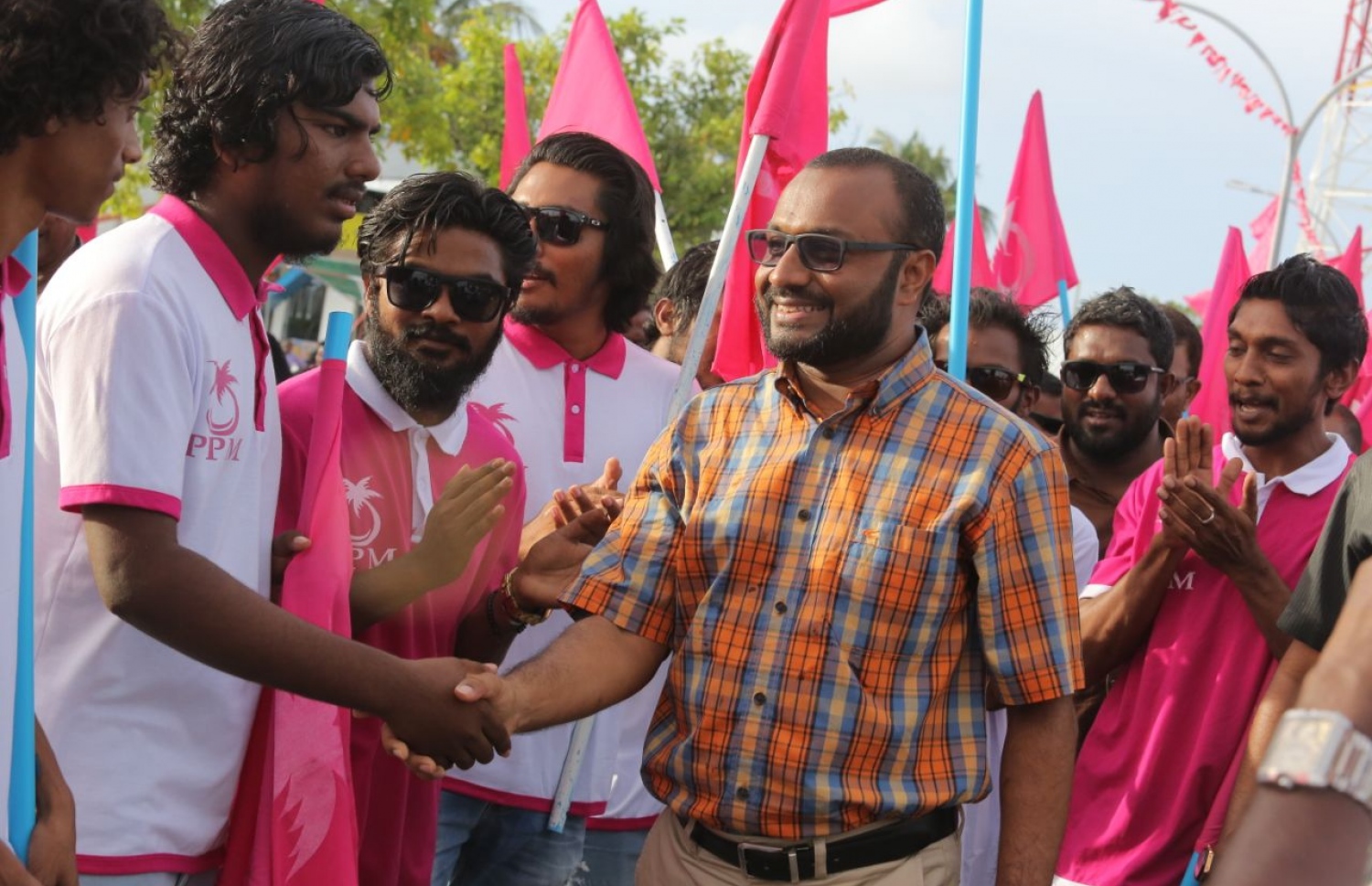 ގދ.ތިނަދޫ: އޮގަސްޓް 16، 2018- މި އަހަރުގެ ރިޔާސީ އިންތިޚާބުގައި ވާދަކުރައްވާ ޕީޕީއެމްގެ ކެންޑިޑޭޓް ރައީސް ޔާމީންގެ ރަނިންމޭޓް ޝަހީމް ކެމްޕެއިނަށް ތިނަދު އަށް ވަޑައިގަތުމުން، މަރުހަބާ ކިޔަން އެއްވި ބަޔަކާ ސަލާމް ކުރައްވަނީ.---ފޮޓޯ: ޕީޕީއެމް