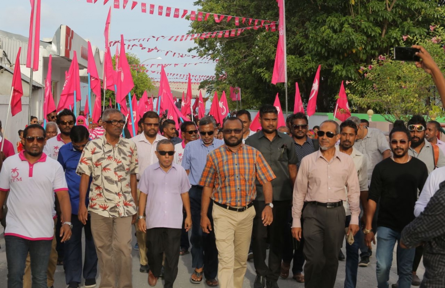 ގދ.ތިނަދޫ: އޮގަސްޓް 16، 2018- މި އަހަރުގެ ރިޔާސީ އިންތިޚާބުގައި ވާދަކުރައްވާ ޕީޕީއެމްގެ ކެންޑިޑޭޓް ރައީސް ޔާމީންގެ ރަނިންމޭޓް ޝަހީމް ކެމްޕެއިނަށް ތިނަދު އަށް ވަޑައިގެން ބަޔަކާ އެކު ހިންގަވާފައި ވަޑައިގަންނަވަނީ.---ފޮޓޯ: ޕީޕީއެމް