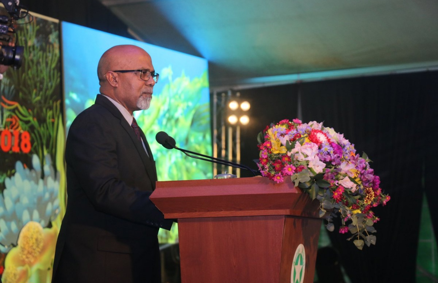 އަމީނިއްޔާ ސްކޫލުގެ މިިދިޔަ އަހަރުގެ އިނާމު ދިނުމުގެ ޖަލްސާގެ ޝަރަފުވެރި މެހެމާން، އެޑިއުުކޭޝަން މިނިސްޓްރީގެ ޑެޕިއުޓީ މިނިސްޓަރު ޑރ. މުހުސިން ރޭގެ ރަސްމިއްޔާތުގައި ވާހަކަ ދައްކަވަނީ.-- ފޮޓޯ: އެޑިއުކޭޝަން މިނިސްޓްރީ