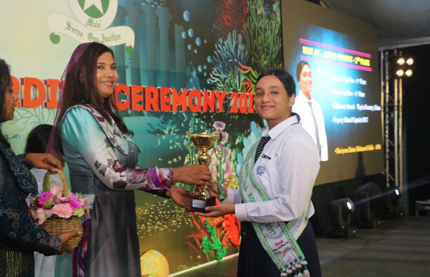 އަމީނިއްޔާ ސްކޫލުން މިދިޔަ އަހަރު ދެ ވަނަ ހޯދި ޒައިނާ އަށް، އެޑިއުުކޭޝަން މިނިސްޓަރު ޑރ. އާއިޝަތު ޝިހާމް ރޭ ތަށި ހަވާލުކޮށްދެއްވަނީ.-- ފޮޓޯ: އެޑިއުކޭޝަން މިނިސްޓްރީ