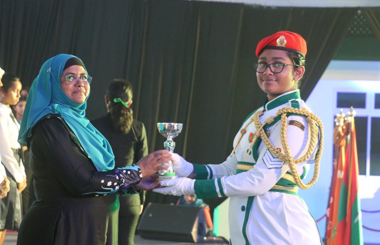 އަމީނިއްޔާ ސްކޫލުން މިދިޔަ އަހަރު ވަނަ ހޯދި ދަރިވަރަކަށް، އެޑިއުކޭޝަންގެ ސްޓޭޓް މިނިސްޓަރު އަޒްރާ ތަށި ހަވާލުކޮށްދެއްވަނީ.-- ފޮޓޯ: އެޑިއުކޭޝަން މިނިސްޓްރީ