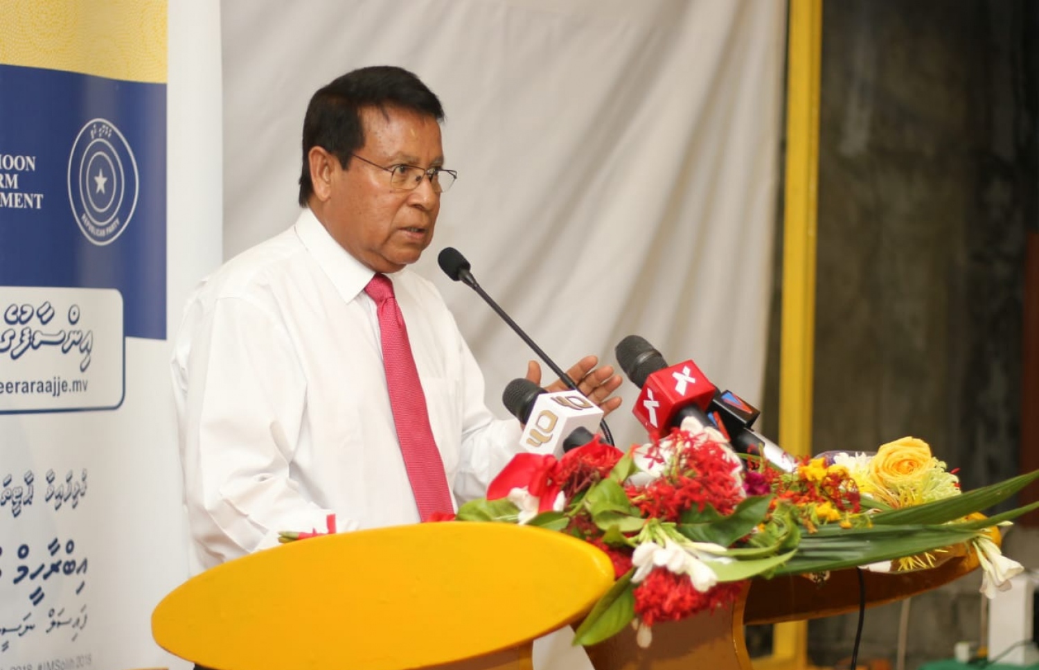 މަތިވެރި: އޮގަސްޓް 16، 2018- ސެޕްޓެމްބަރު މަހުގެ 23 ގައި ބޭއްވި ރިޔާސީ އިންތިޚާބަށް މަތިވެރީގައި ބޭއްވި ކެމްޕޭން ޖަލްސާގައި މަތިވެރި ދާއިރާގެ އޭރުގެ މެމްބަރު ހުސައިން މުހައްމަދު ވާހަކަ ދައްކަވަނީ.---ފޮޓޯ: ޖުމްހޫރީ ޕާޓީ