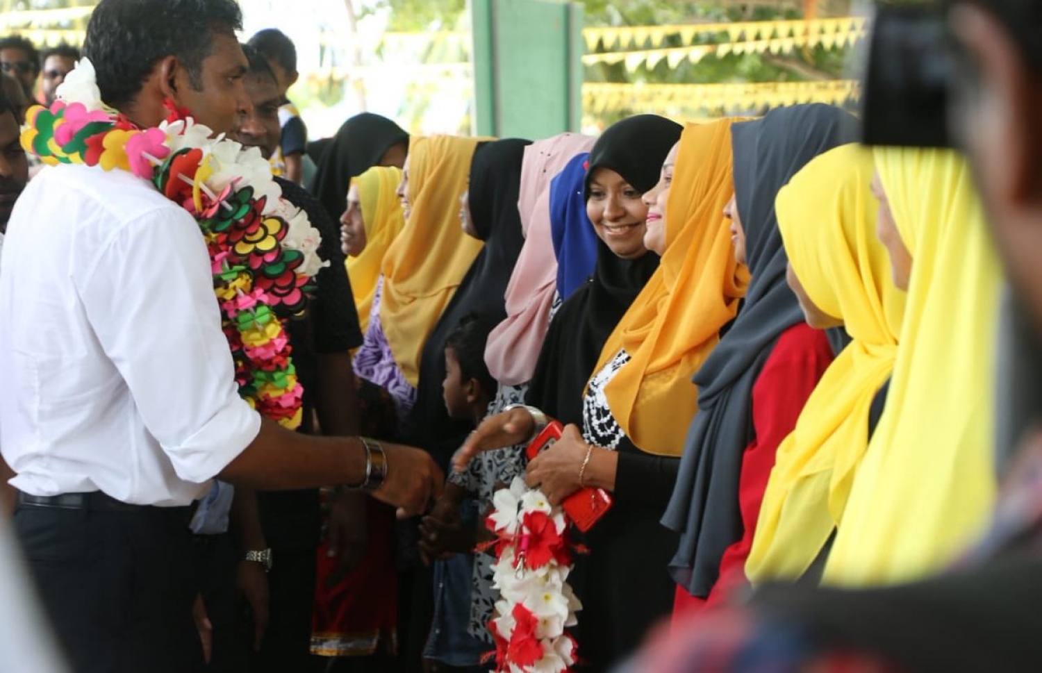 އިދިކޮޅު ކޯލިޝަންގެ ރިޔާސީ ކެންޑިޑޭޓު، ފައިސަލް މިއަދު އުކުޅަހަށް ވަޑައިގަތުމުން، އެ ރަށު މީހުން މަރުހަބާ ދަންނަވަނީ. އޭނާ އަށް މަރުހަބާ ދަންނަވަން ގިނަ ބަޔަކު ނުކުތް. - ފޮޓޯ: އެމްޑީޕީ