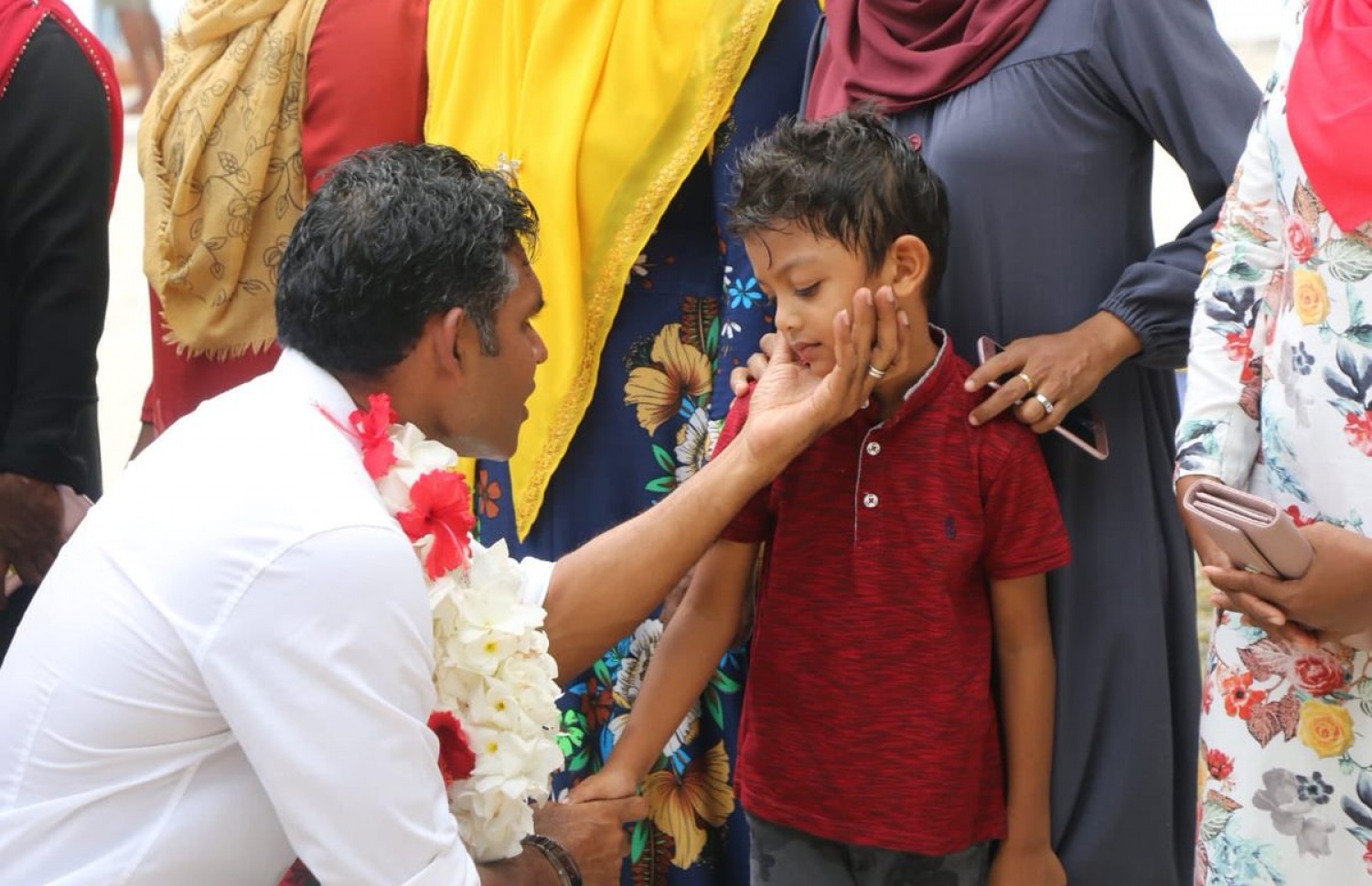 އިދިކޮޅު ކޯލިޝަންގެ ރިޔާސީ ކެންޑިޑޭޓު، ފައިސަލް މިއަދު އުކުޅަހަށް ވަޑައިގެން ކުޑަ ކުއްޖެއްގެ ކޮލުގައި ފިރުމާލައްވަނީ. - ފޮޓޯ: އެމްޑީޕީ