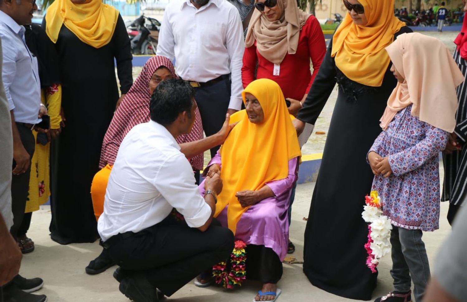 އިދިކޮޅު ކޯލިޝަންގެ ރިޔާސީ ކެންޑިޑޭޓު ފައިސަލް މިއަދު އުކުޅަހަށް ވަޑައިގެން އުމުރުން ދުވަސްވީ މީހެއްގެ ގައިގައި ފިރުމާލައްވައި، ހާލު ބައްލަވަނީ. - ފޮޓޯ: އެމްޑީޕީ