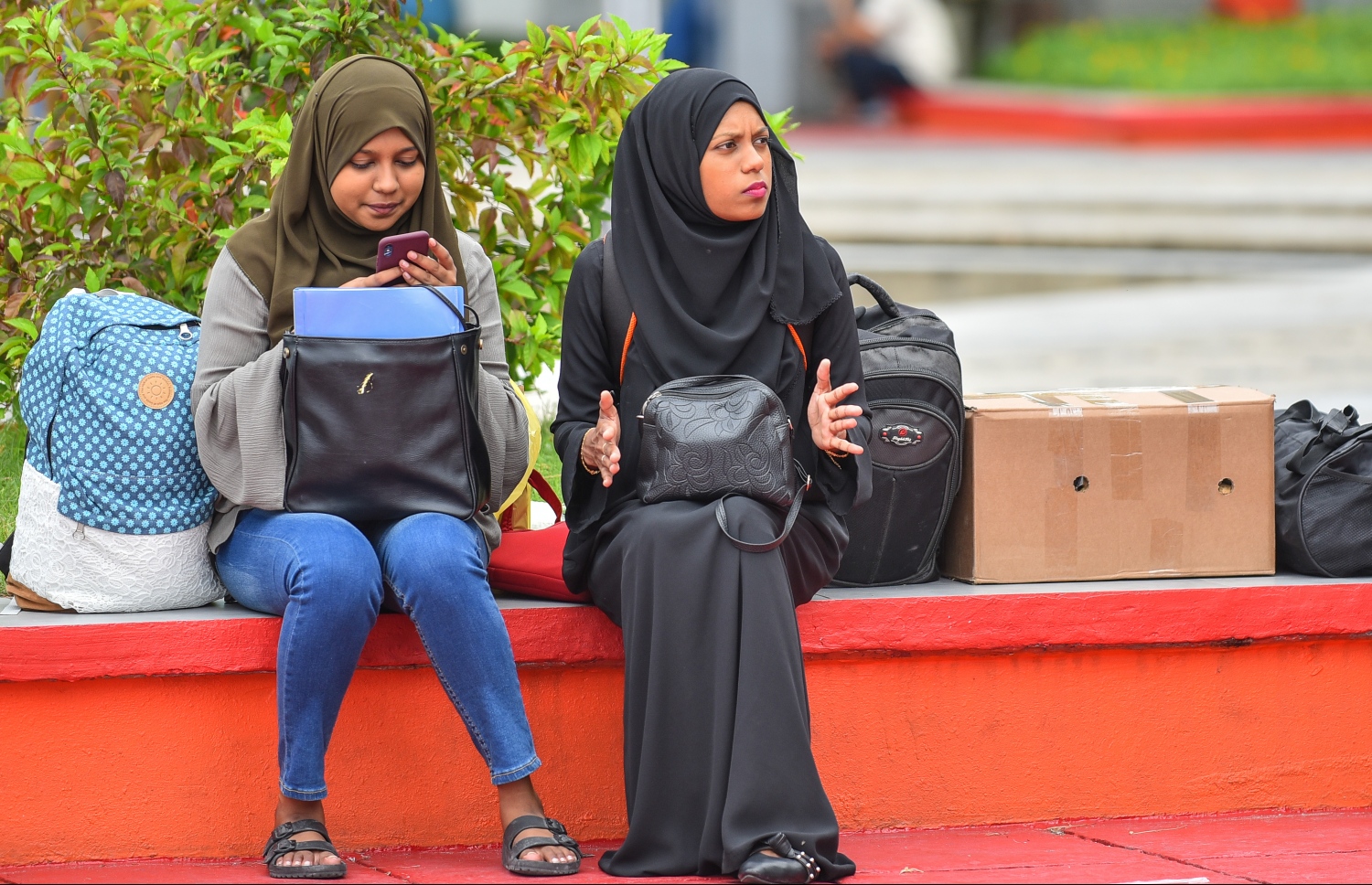 މާލެ: އޮގަސްޓް 17، 2018- އަންނަ އަންގާރަ ދުވަހު ފާހަގަކުރާ މި އަހަރުގެ ބޮޑު އީދު ޗުއްޓީއަށް ރަށަކަށް ފުރަން ގޮސް ތިބި ދެ މީހަކު ޖުމްހޫރީ މައިދާނުގެ ގާގަނޑު މަތީގައި އިށީނދެލައިގެން.---ފޮޓޯ: ނިޝާން އަލީ/މިހާރު