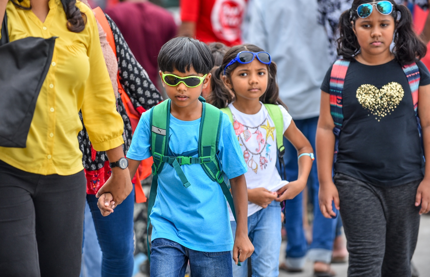 މާލެ: އޮގަސްޓް 17، 2018- އަންނަ އަންގާރަ ދުވަހު ފާހަގަކުރާ މި އަހަރުގެ ބޮޑު އީދު ޗުއްޓީއަށް ތަނަކަށް ދާ ކުޑަ ތިން ކުއްޖަކު ގޮވައިގެން އެ ކުދިންގެ ބެލެނިވެރިއަކު ލޯންޗަށް އަރަން ދަނީ.---ފޮޓޯ: ނިޝާން އަލީ/މިހާރު