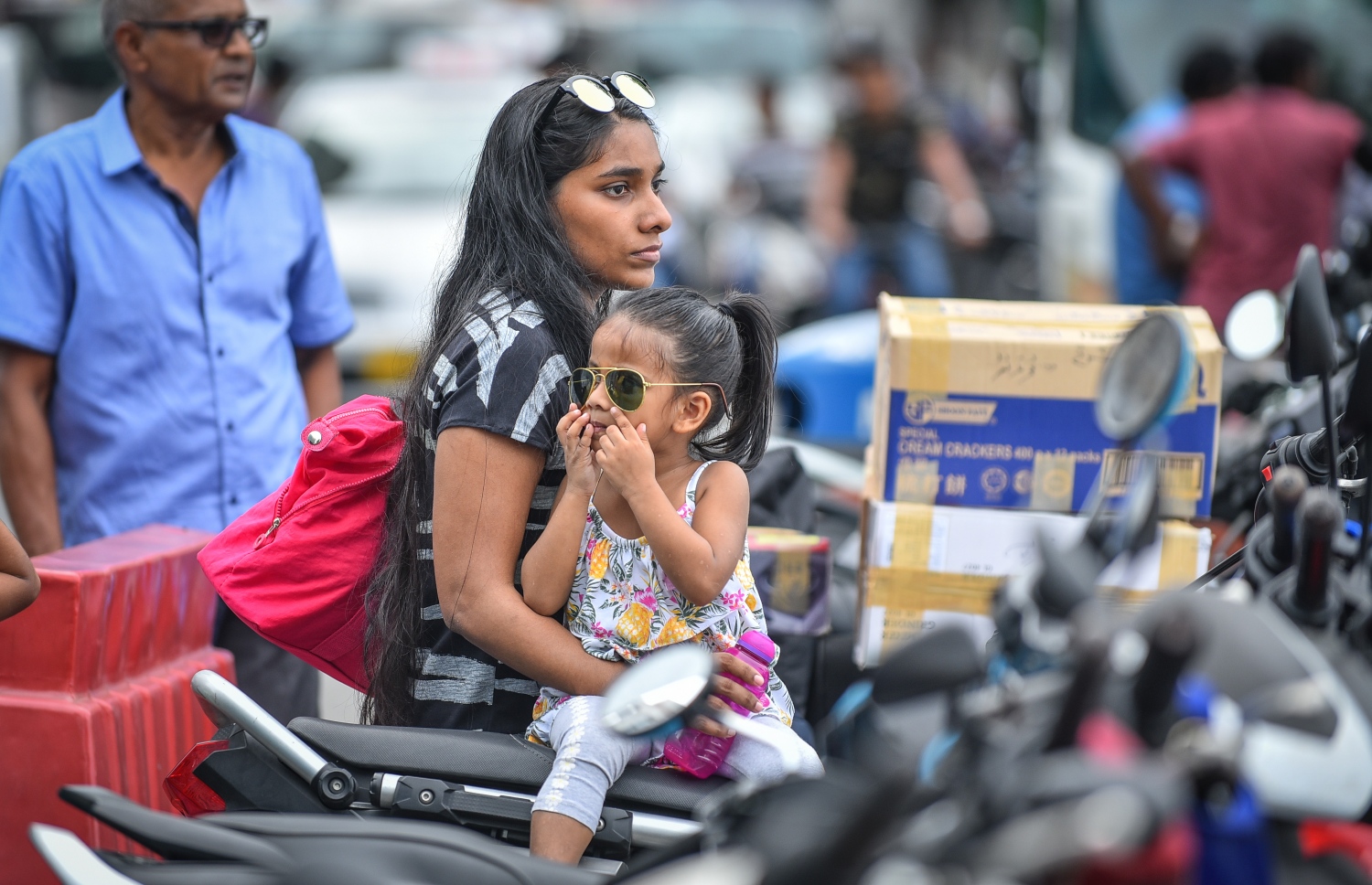 މާލެ: އޮގަސްޓް 17، 2018- އަންނަ އަންގާރަ ދުވަހު ފާހަގަކުރާ މި އަހަރުގެ ބޮޑު އީދު ޗުއްޓީއަށް ތަނަކަށް ދާ މީހަކު، ކުޑަކުއްޖަކު ގޮވައިގެން، ލޯންޗުގެ އިންތިޒާރުގައި.---ފޮޓޯ: ނިޝާން އަލީ/މިހާރު