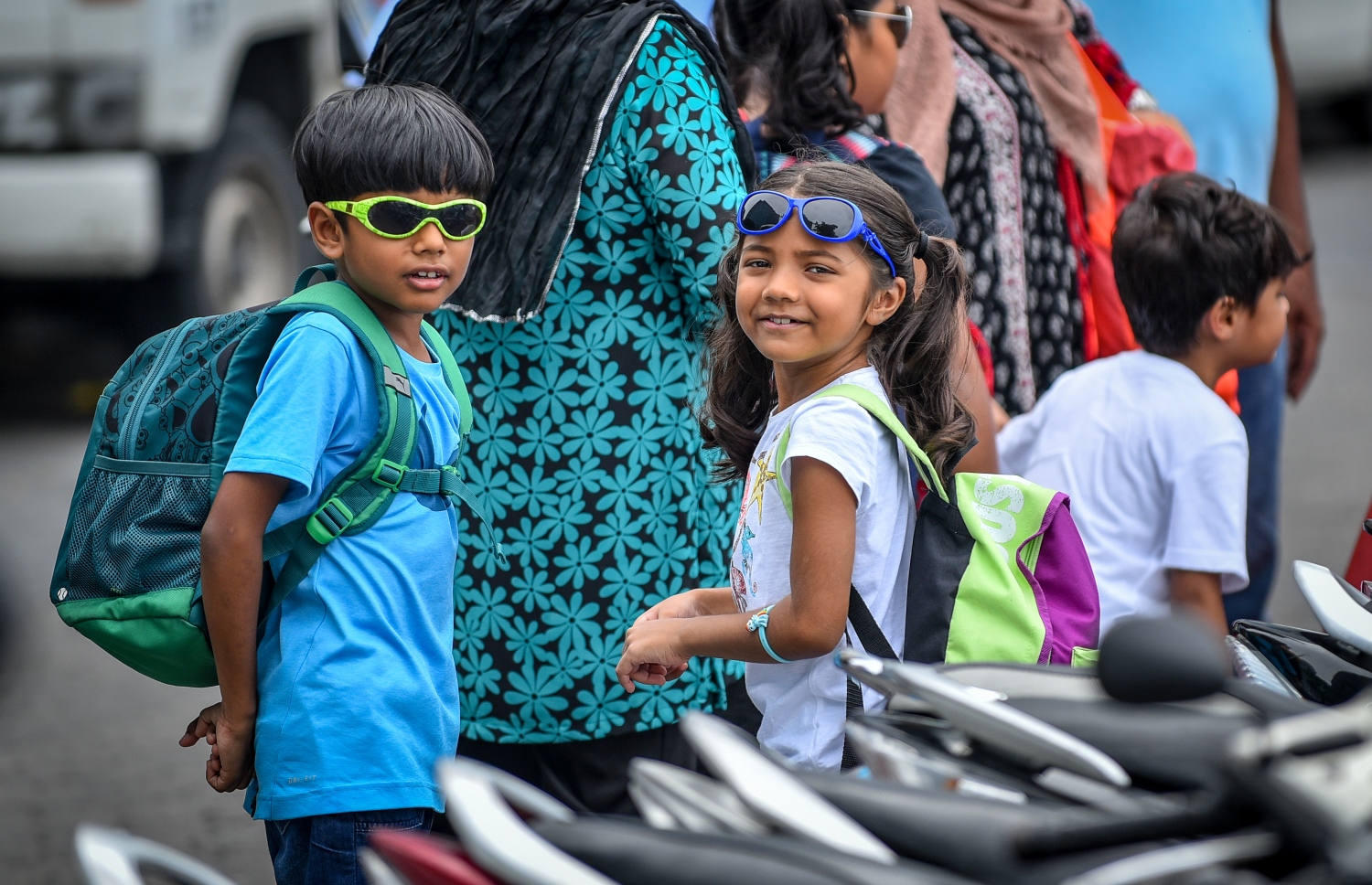 މާލެ: އޮގަސްޓް 17، 2018- އަންނަ އަންގާރަ ދުވަހު ފާހަގަކުރާ މި އަހަރުގެ ބޮޑު އީދު ޗުއްޓީއަށް ތަނަކަށް ދާ ކުޑަ ދެ ކުއްޖަކު އެ ކުދިންގެ ބެލެނިވެރިންނާ އެކު، ލޯންޗުގެ އިންތިޒާރުގައި މަޑުކޮށްލައިގެން.---ފޮޓޯ: ނިޝާން އަލީ/މިހާރު