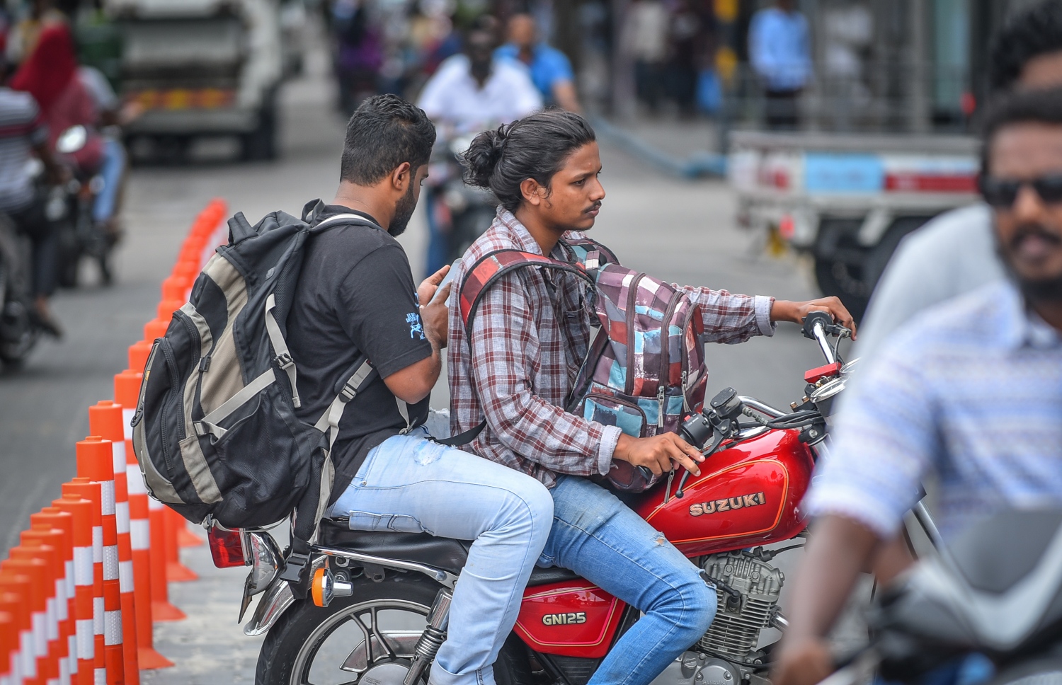 މާލެ: އޮގަސްޓް 17، 2018- އަންނަ އަންގާރަ ދުވަހު ފާހަގަކުރާ މި އަހަރުގެ ބޮޑު އީދު ޗުއްޓީއަށް ރަށަކަށް ފުރަން ދާ ބަޔަކު ދަބަސްތައް ހިފައިގެން ސައިކަލްގައި ދަނީ.---ފޮޓޯ: ނިޝާން އަލީ/މިހާރު