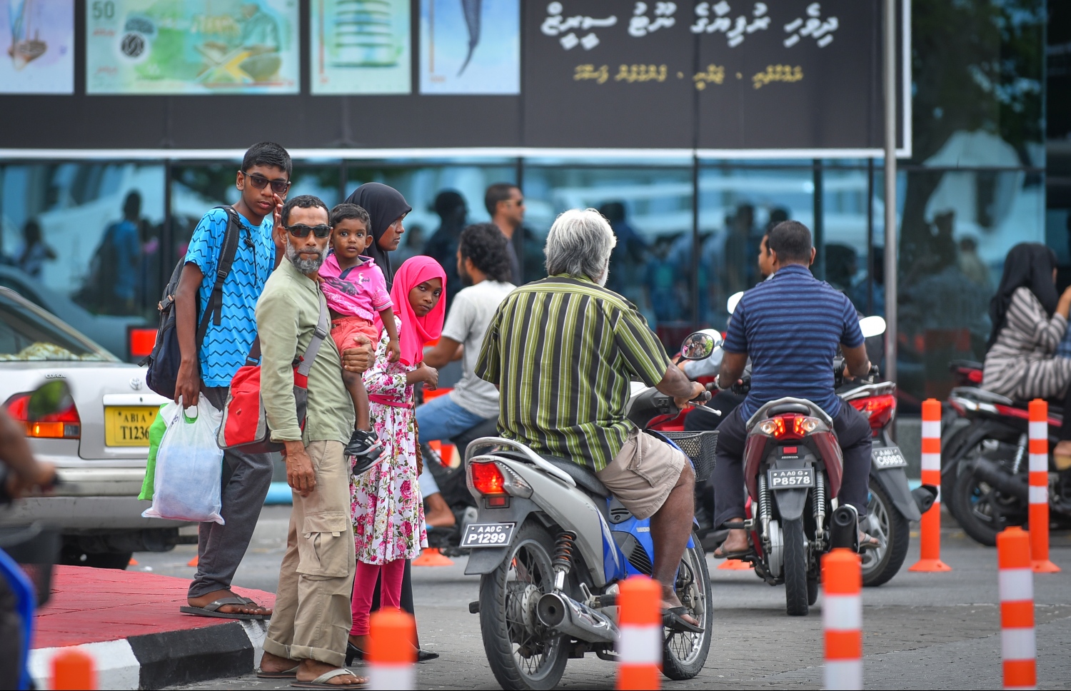 މާލެ: އޮގަސްޓް 17، 2018- އަންނަ އަންގާރަ ދުވަހު ފާހަގަކުރާ މި އަހަރުގެ ބޮޑު އީދު ޗުއްޓީއަށް ރަށަކަށް ފުރަން ގޮސް ތިބި ބަޔަކު، މަގު ހުރަސް ކުރަނީ.---ފޮޓޯ: ނިޝާން އަލީ/މިހާރު