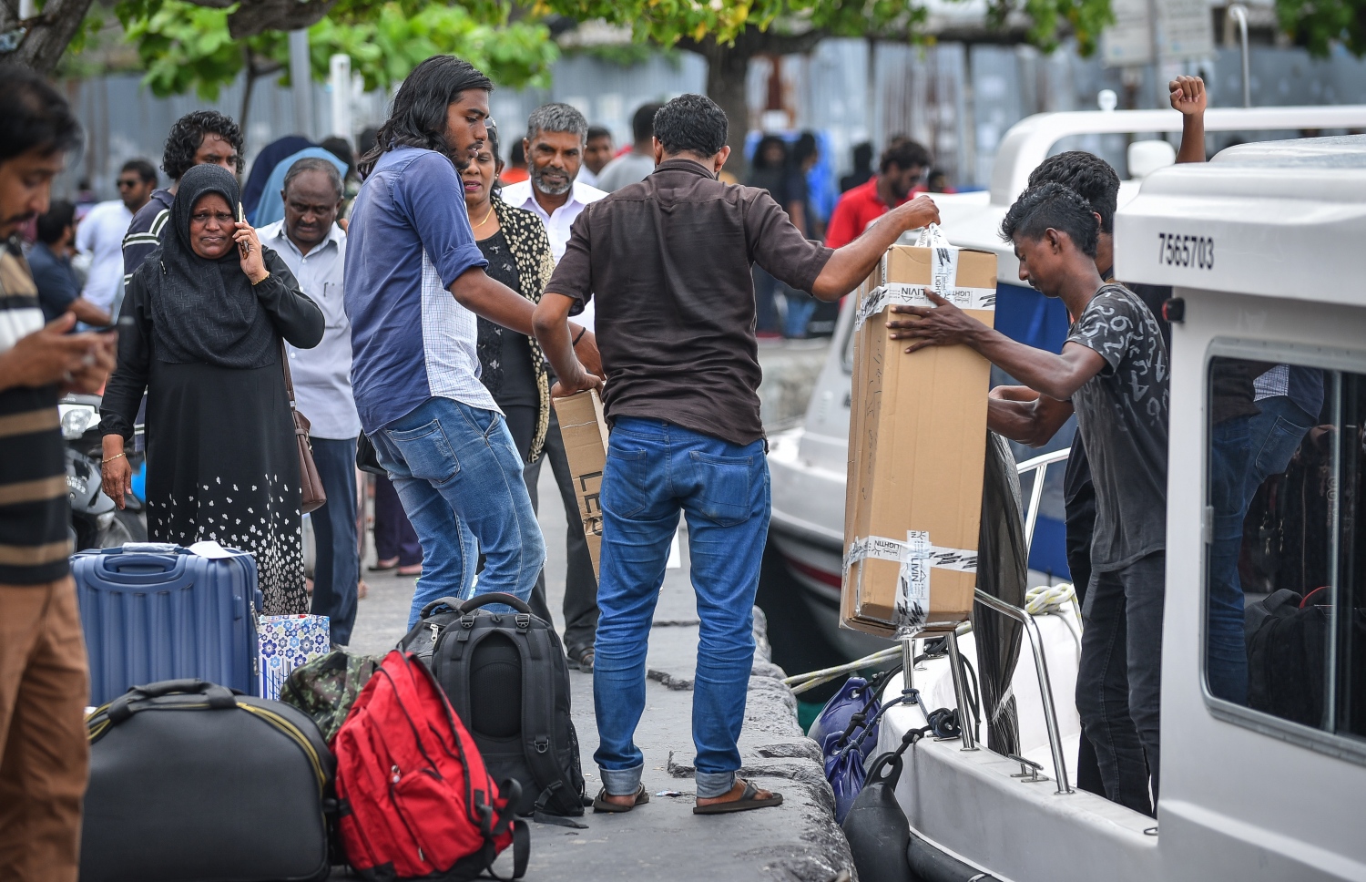 މާލެ: އޮގަސްޓް 17، 2018- އަންނަ އަންގާރަ ދުވަހު ފާހަގަކުރާ މި އަހަރުގެ ބޮޑު އީދު ޗުއްޓީއަށް ރަށަކަށް ފުރަން ގޮސް ތިބި ބަޔަކު، ލޯންޗަށް ލަގެޖުތައް އަރުވަނީ.---ފޮޓޯ: ނިޝާން އަލީ/މިހާރު