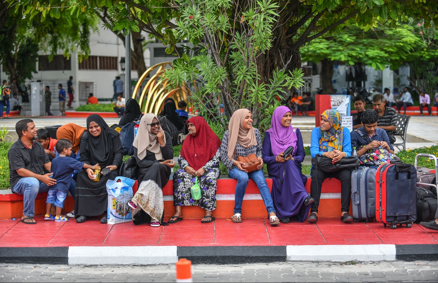 މާލެ: އޮގަސްޓް 17، 2018- އަންނަ އަންގާރަ ދުވަހު ފާހަގަކުރާ މި އަހަރުގެ ބޮޑު އީދު ޗުއްޓީއަށް ރަށަކަށް ފުރަން ގޮސް ތިބި ބަޔަކު ޖުމްހޫރީ މައިދާނުގައި މަޑުކޮށްލައިގެން.---ފޮޓޯ: ނިޝާން އަލީ/މިހާރު