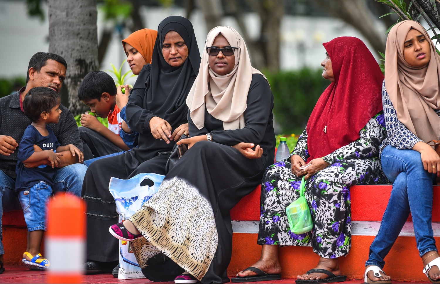 މާލެ: އޮގަސްޓް 17، 2018- އަންނަ އަންގާރަ ދުވަހު ފާހަގަކުރާ މި އަހަރުގެ ބޮޑު އީދު ޗުއްޓީއަށް ރަށަކަށް ފުރަން ގޮސް ތިބި ބަޔަކު ޖުމްހޫރީ މައިދާނުގައި މަޑުކޮށްލައިގެން.---ފޮޓޯ: ނިޝާން އަލީ/މިހާރު