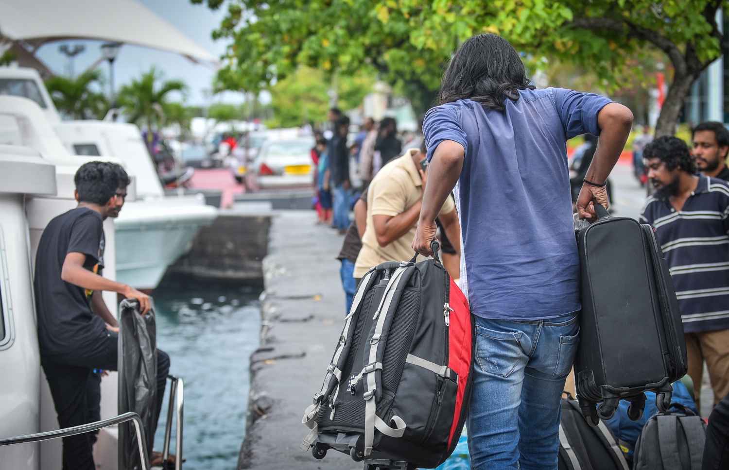 މާލެ: އޮގަސްޓް 17، 2018- އަންނަ އަންގާރަ ދުވަހު ފާހަގަކުރާ މި އަހަރުގެ ބޮޑު އީދު ޗުއްޓީއަށް ރަށަކަށް ފުރަން ގޮސް ތިބި ބަޔަކު، ލޯންޗަށް ލަގެޖުތައް އަރުވަނީ.---ފޮޓޯ: ނިޝާން އަލީ/މިހާރު