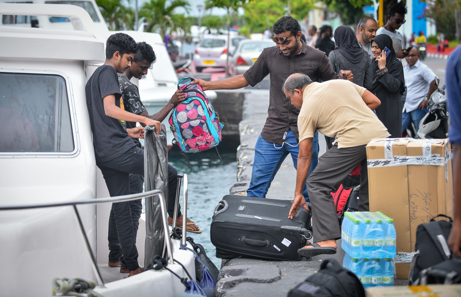 މާލެ: އޮގަސްޓް 17، 2018- އަންނަ އަންގާރަ ދުވަހު ފާހަގަކުރާ މި އަހަރުގެ ބޮޑު އީދު ޗުއްޓީއަށް ރަށަކަށް ފުރަން ގޮސް ތިބި ބަޔަކު، ލޯންޗަށް ލަގެޖުތައް އަރުވަނީ.---ފޮޓޯ: ނިޝާން އަލީ/މިހާރު