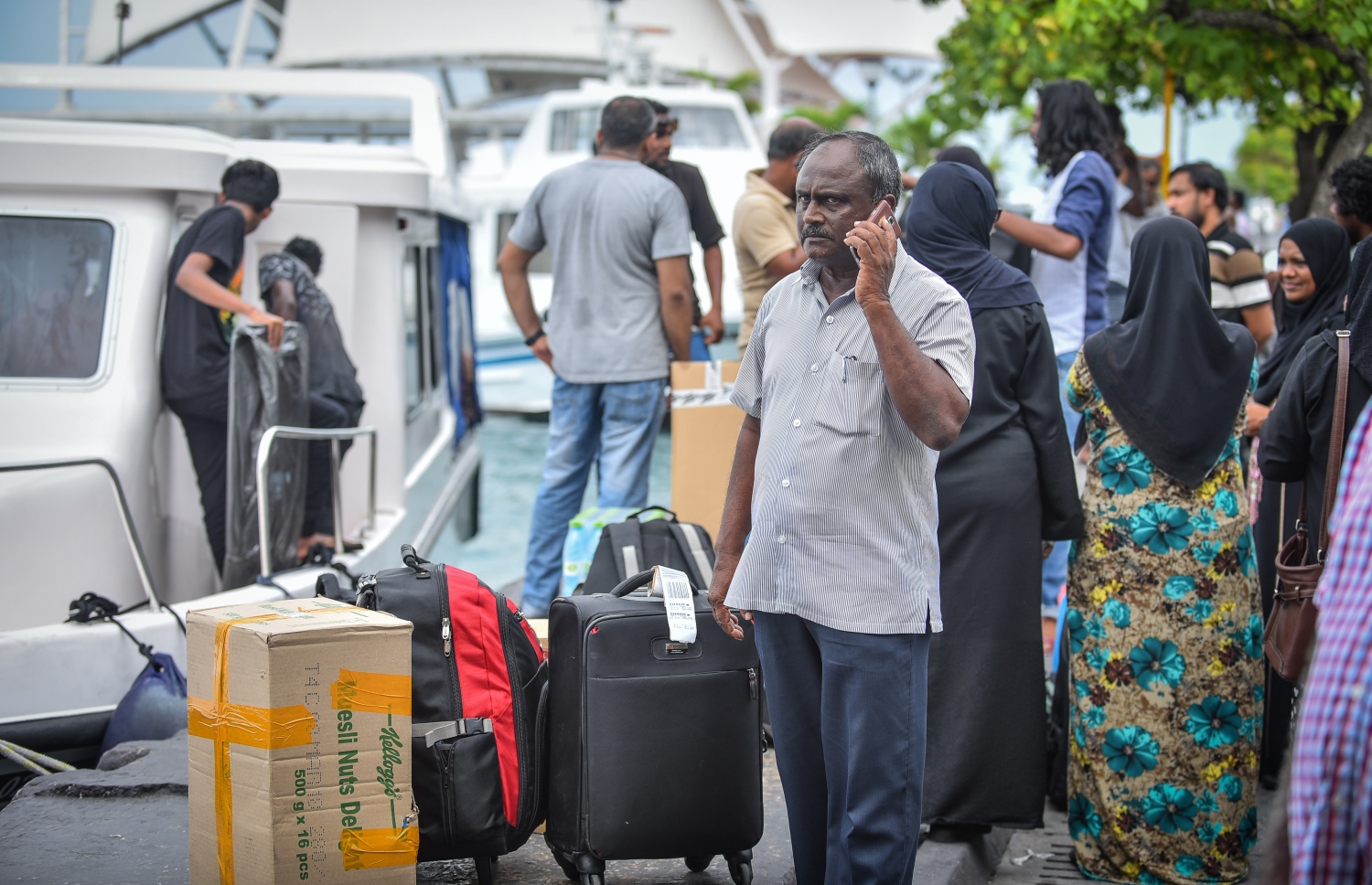 މާލެ: އޮގަސްޓް 17، 2018- އަންނަ އަންގާރަ ދުވަހު ފާހަގަކުރާ މި އަހަރުގެ ބޮޑު އީދު ޗުއްޓީއަށް ރަށަކަށް ފުރަން ގޮސް ތިބި ބަޔަކު ޖެޓީ ކައިރީގައި މަޑުކޮށްލައިގެން.---ފޮޓޯ: ނިޝާން އަލީ/މިހާރު