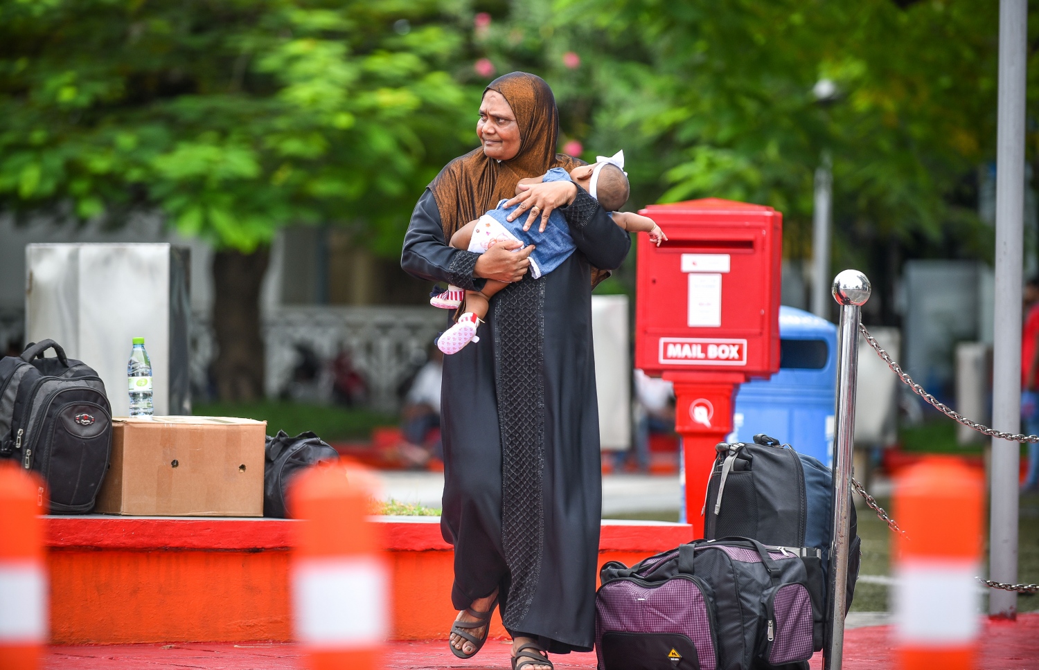 މާލެ: އޮގަސްޓް 17، 2018- އަންނަ އަންގާރަ ދުވަހު ފާހަގަކުރާ މި އަހަރުގެ ބޮޑު އީދު ޗުއްޓީއަށް ރަށަކަށް ފުރަން ގޮސް ހުރި އަންހެނަކު ތުއްތު ކުއްޖަކު އުރާލައިގެން ދޯންޏަށް އަރަން ދަނީ.---ފޮޓޯ: ނިޝާން އަލީ/މިހާރު