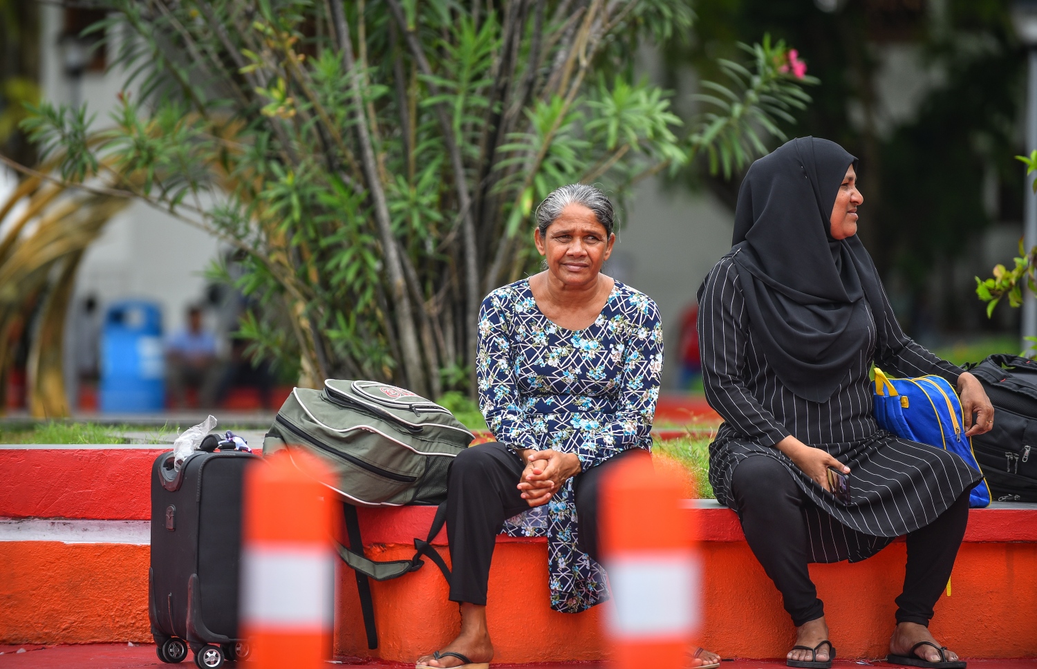މާލެ: އޮގަސްޓް 17، 2018- އަންނަ އަންގާރަ ދުވަހު ފާހަގަކުރާ މި އަހަރުގެ ބޮޑު އީދު ޗުއްޓީއަށް ރަށަކަށް ފުރަން ގޮސް ތިބި ދެ މީހަކު ޖުމްހޫރީ މައިދާނުގެ ގާގަނޑު މަތީގައި އިށީނދެގެން.---ފޮޓޯ: ނިޝާން އަލީ/މިހާރު