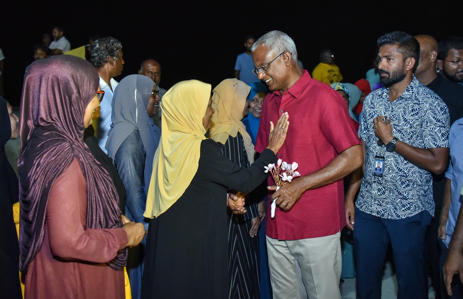 އިބޫ ހުޅުމާލެއަށް ވަޑައިގަތުމާ ގުޅިގެން، އިދިކޮޅު ސަޕޯޓަރަކު، އިބޫގެ މޭގައި ފިރުމާލަނީ. --- ފޮޓޯ: ނިޝާން އަލީ/ މިހާރު