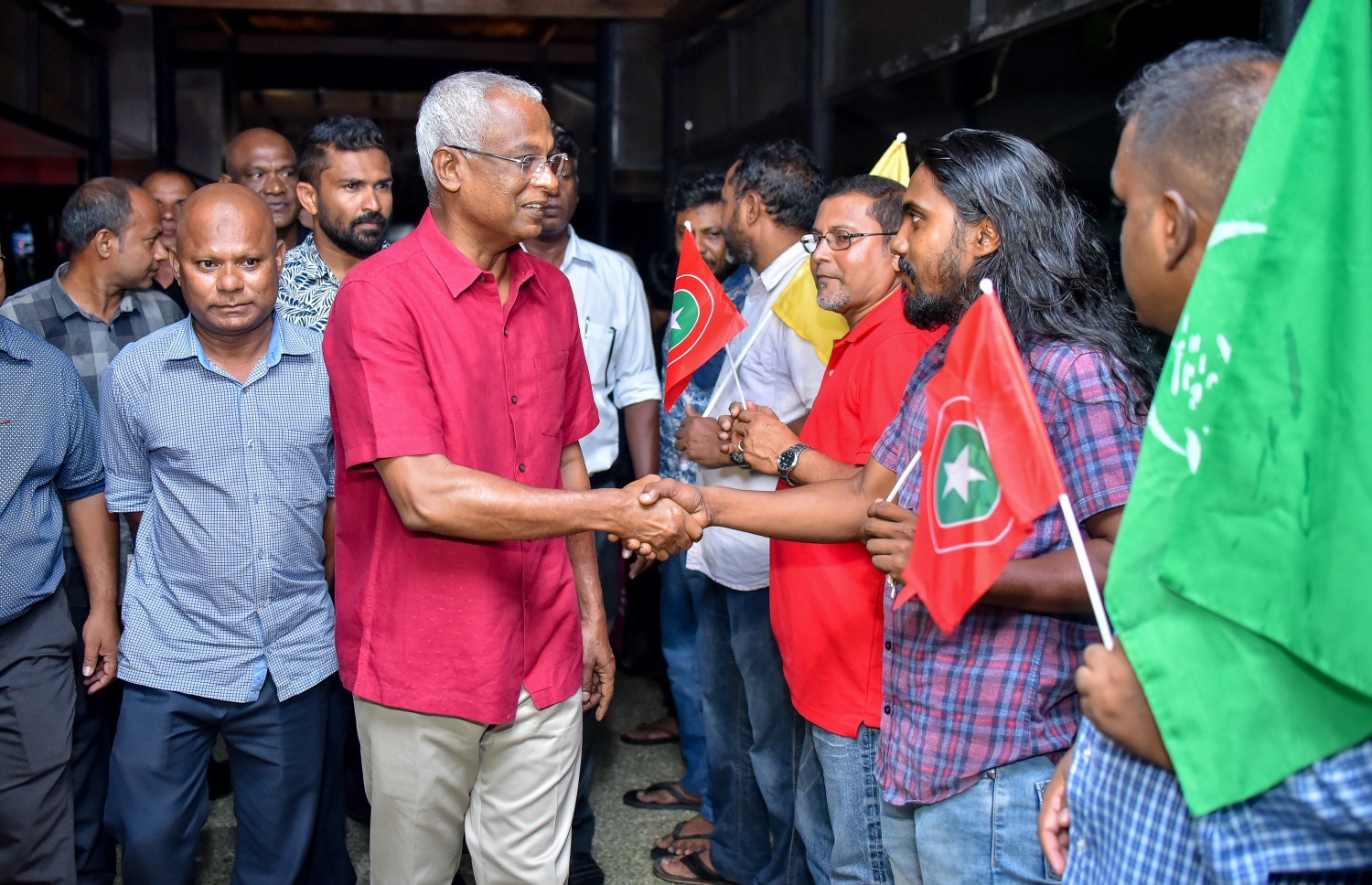 ޒުވާނުންތަކެއް އިސް ނަގައިގެން ހުޅުމާލޭގައި މިރޭ ބޭއްވި ބާބެކިއު އަށް އިބޫ ވަޑައިގެން ބައެއް މީހުންނާ ސަލާމް ކުރައްވަނީ.---ފޮޓޯ: ނިޝާން އަލީ/މިހާރު