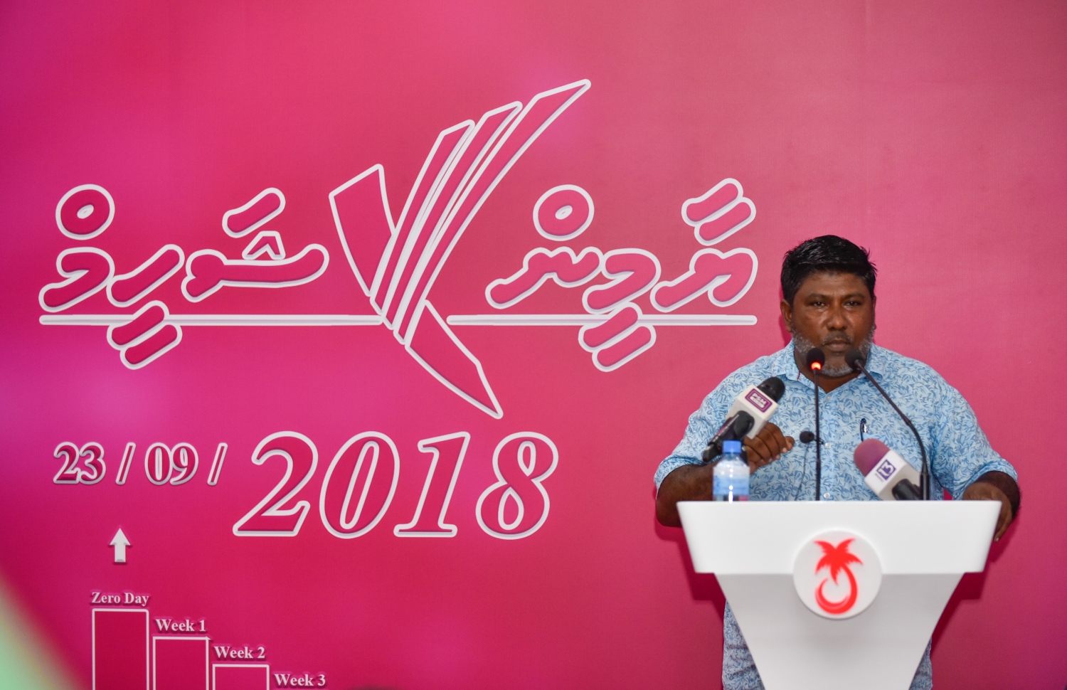 މާލެ: އޮގަސްޓް 17، 2018- މި އަހަރުގެ ރިޔާސީ އިންތިޚާބުގެ ކެމްޕެއިނާ ގުޅުވައިގެން، ޕީޕީއެމުން އެ ޕާޓީގެ "ރުމާލު 2" ޖަގަހައިގައި ބޭއްވި ޖަލްސާގައި މީހަކު ވާހަކަ ދައްކަނީ.---ފޮޓޯ: ހުސައިން ވަހީދު/މިހާރު