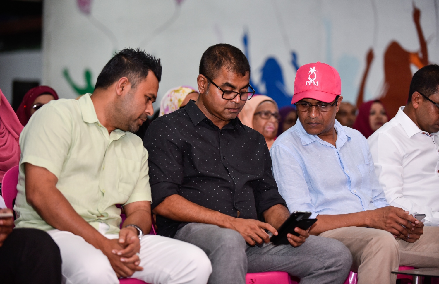 މާލެ: އޮގަސްޓް 17، 2018- މި އަހަރުގެ ރިޔާސީ އިންތިޚާބުގެ ކެމްޕެއިނާ ގުޅުވައިގެން، ޕީޕީއެމުން އެ ޕާޓީގެ "ރުމާލު 2" ޖަގަހައިގައި ބޭއްވި ޖަލްސާގައި ބައިވެރިވެވަޑައިގެންނެވި ބައެއް ބޭފުޅުން.---ފޮޓޯ: ހުސައިން ވަހީދު/މިހާރު