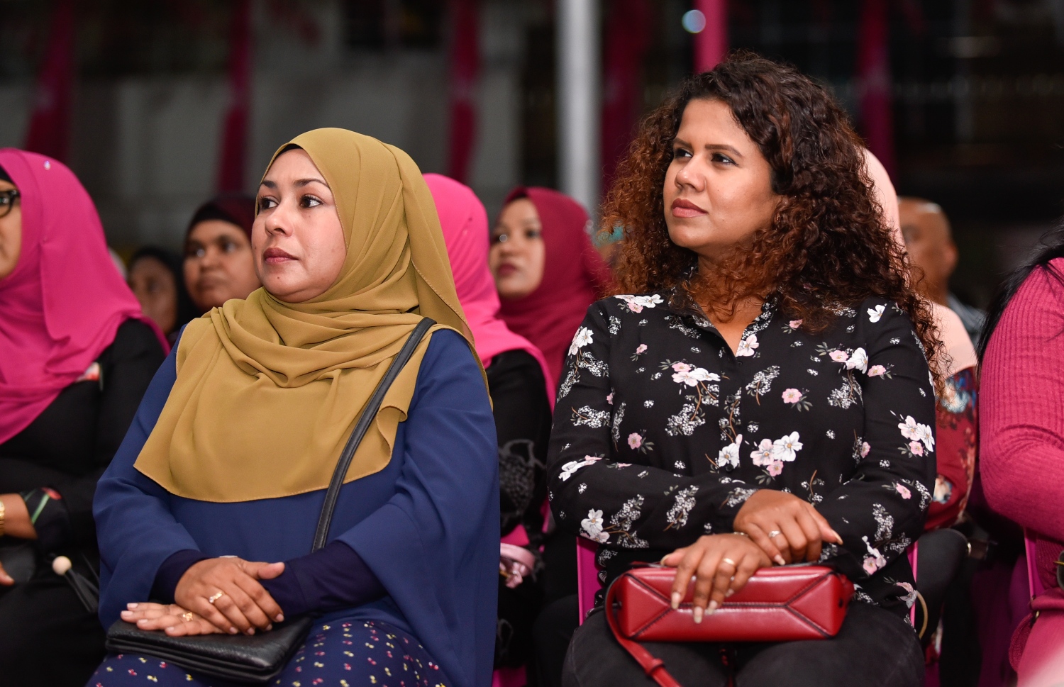 މާލެ: އޮގަސްޓް 17، 2018- މި އަހަރުގެ ރިޔާސީ އިންތިޚާބުގެ ކެމްޕެއިނާ ގުޅުވައިގެން، ޕީޕީއެމުން އެ ޕާޓީގެ "ރުމާލު 2" ޖަގަހައިގައި ބޭއްވި ޖަލްސާގައި ބައިވެރިވި ބައެއް މީހުން.---ފޮޓޯ: ހުސައިން ވަހީދު/މިހާރު
