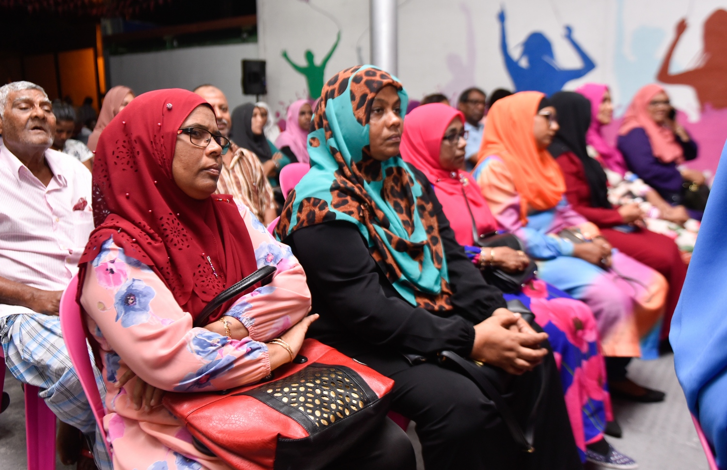 މާލެ: އޮގަސްޓް 17، 2018- މި އަހަރުގެ ރިޔާސީ އިންތިޚާބުގެ ކެމްޕެއިނާ ގުޅުވައިގެން، ޕީޕީއެމުން އެ ޕާޓީގެ "ރުމާލު 2" ޖަގަހައިގައި ބޭއްވި ޖަލްސާގައި ބައިވެރިވި ބައެއް މީހުން.---ފޮޓޯ: ހުސައިން ވަހީދު/މިހާރު