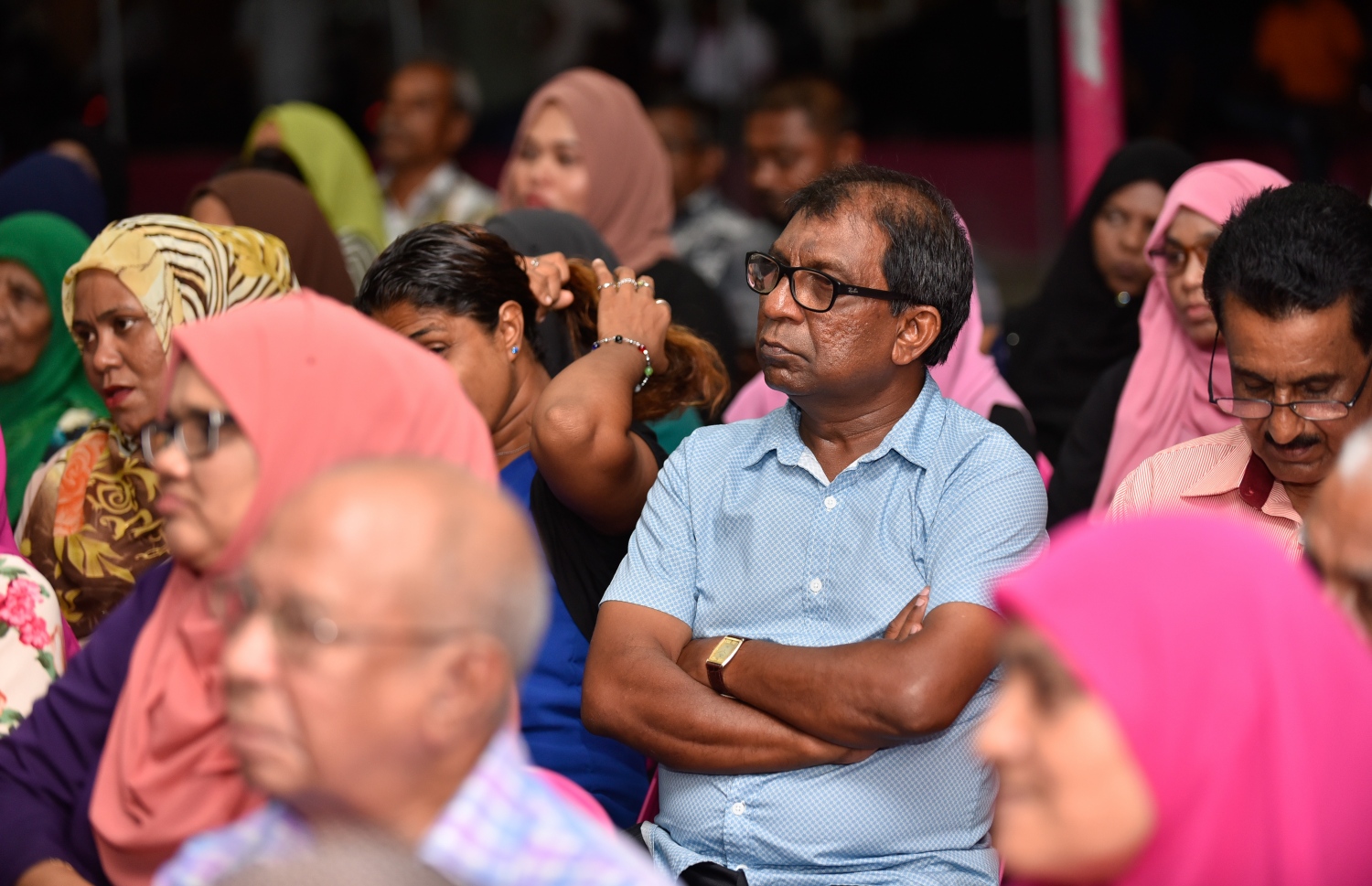 މާލެ: އޮގަސްޓް 17، 2018- މި އަހަރުގެ ރިޔާސީ އިންތިޚާބުގެ ކެމްޕެއިނާ ގުޅުވައިގެން، ޕީޕީއެމުން އެ ޕާޓީގެ "ރުމާލު 2" ޖަގަހައިގައި ބޭއްވި ޖަލްސާގައި ބައިވެރިވި ބައެއް މީހުން.---ފޮޓޯ: ހުސައިން ވަހީދު/މިހާރު