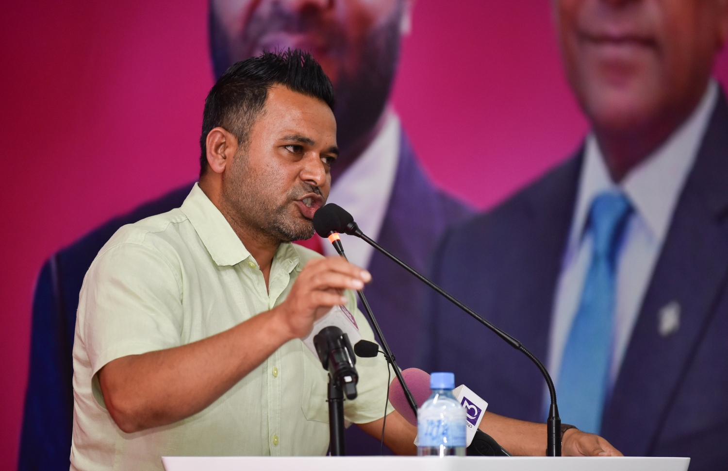 މާލެ: އޮގަސްޓް 17، 2018- މި އަހަރުގެ ރިޔާސީ އިންތިޚާބުގެ ކެމްޕެއިނާ ގުޅުވައިގެން، ޕީޕީއެމުން އެ ޕާޓީގެ "ރުމާލު 2" ޖަގަހައިގައި ބޭއްވި ޖަލްސާގައި ނައިފަރު ދާއިރާގެ މެމްބަރު ޝިޔާމް ވާހަކަ ދައްކަވަނީ.---ފޮޓޯ: ހުސައިން ވަހީދު/މިހާރު