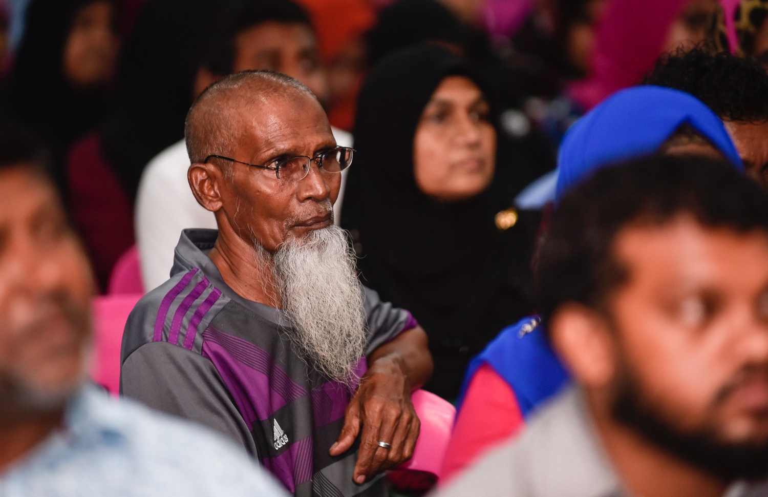 މާލެ: އޮގަސްޓް 17، 2018- މި އަހަރުގެ ރިޔާސީ އިންތިޚާބުގެ ކެމްޕެއިނާ ގުޅުވައިގެން، ޕީޕީއެމުން އެ ޕާޓީގެ "ރުމާލު 2" ޖަގަހައިގައި ބޭއްވި ޖަލްސާގައި ބައިވެރިވި ބައެއް މީހުން.---ފޮޓޯ: ހުސައިން ވަހީދު/މިހާރު