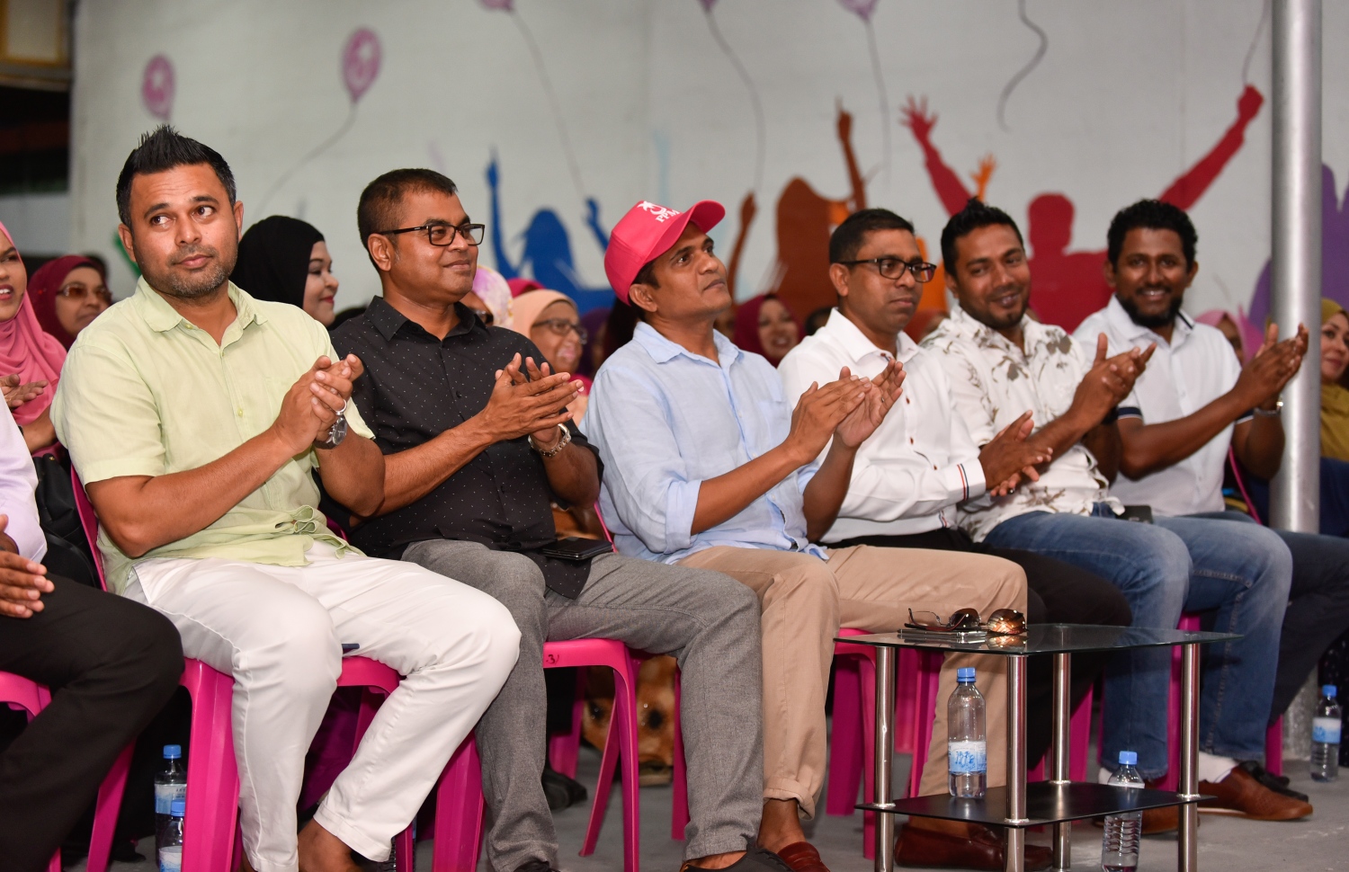 މާލެ: އޮގަސްޓް 17، 2018- މި އަހަރުގެ ރިޔާސީ އިންތިޚާބުގެ ކެމްޕެއިނާ ގުޅުވައިގެން، ޕީޕީއެމުން އެ ޕާޓީގެ "ރުމާލު 2" ޖަގަހައިގައި ބޭއްވި ޖަލްސާގައި ތިމާވެއްޓާ ބެހޭ މިނިސްޓަރު ތޯރިގާއި ރައްޔިތުންގެ މަޖިލީހުގެ ބައެެއް މެމްބަރުން އަދި ސަރުކާރުގެ ކުންފުނިތަކުގެ ބައެއް އިސްވެރިން ބައިވެރިވެވަޑައިގަންނަވަނީ.---ފޮޓޯ: ހުސައިން ވަހީދު/މިހާރު