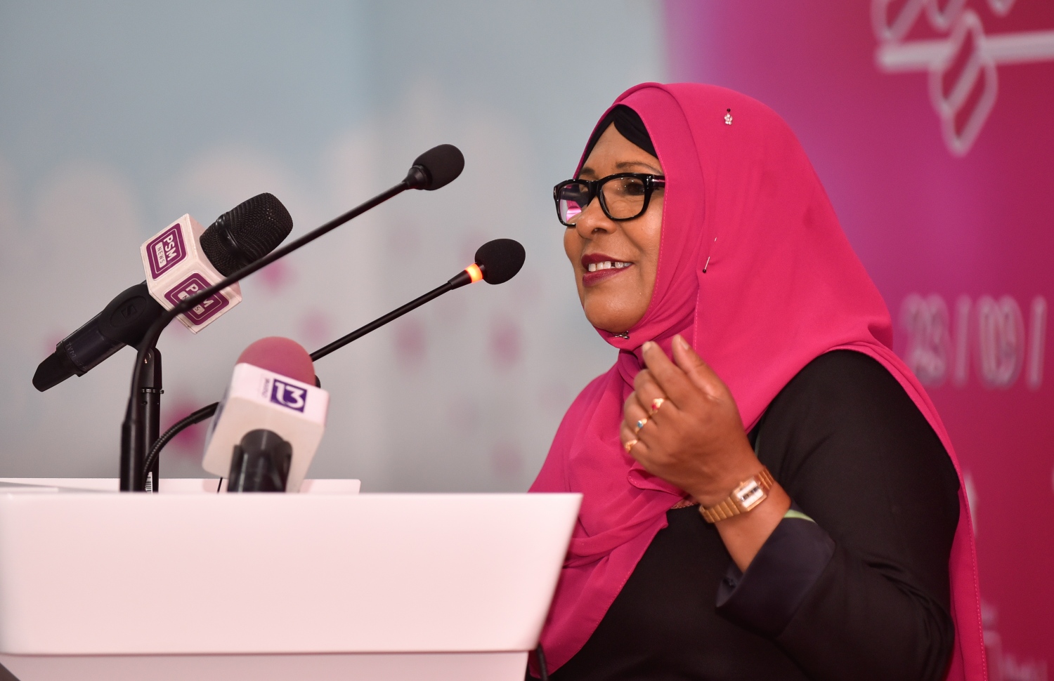 މާލެ: އޮގަސްޓް 17، 2018- މި އަހަރުގެ ރިޔާސީ އިންތިޚާބުގެ ކެމްޕެއިނާ ގުޅުވައިގެން، ޕީޕީއެމުން އެ ޕާޓީގެ "ރުމާލު 2" ޖަގަހައިގައި ބޭއްވި ޖަލްސާގައި މީހަކު ވާހަކަ ދައްކަނީ.---ފޮޓޯ: ހުސައިން ވަހީދު/މިހާރު