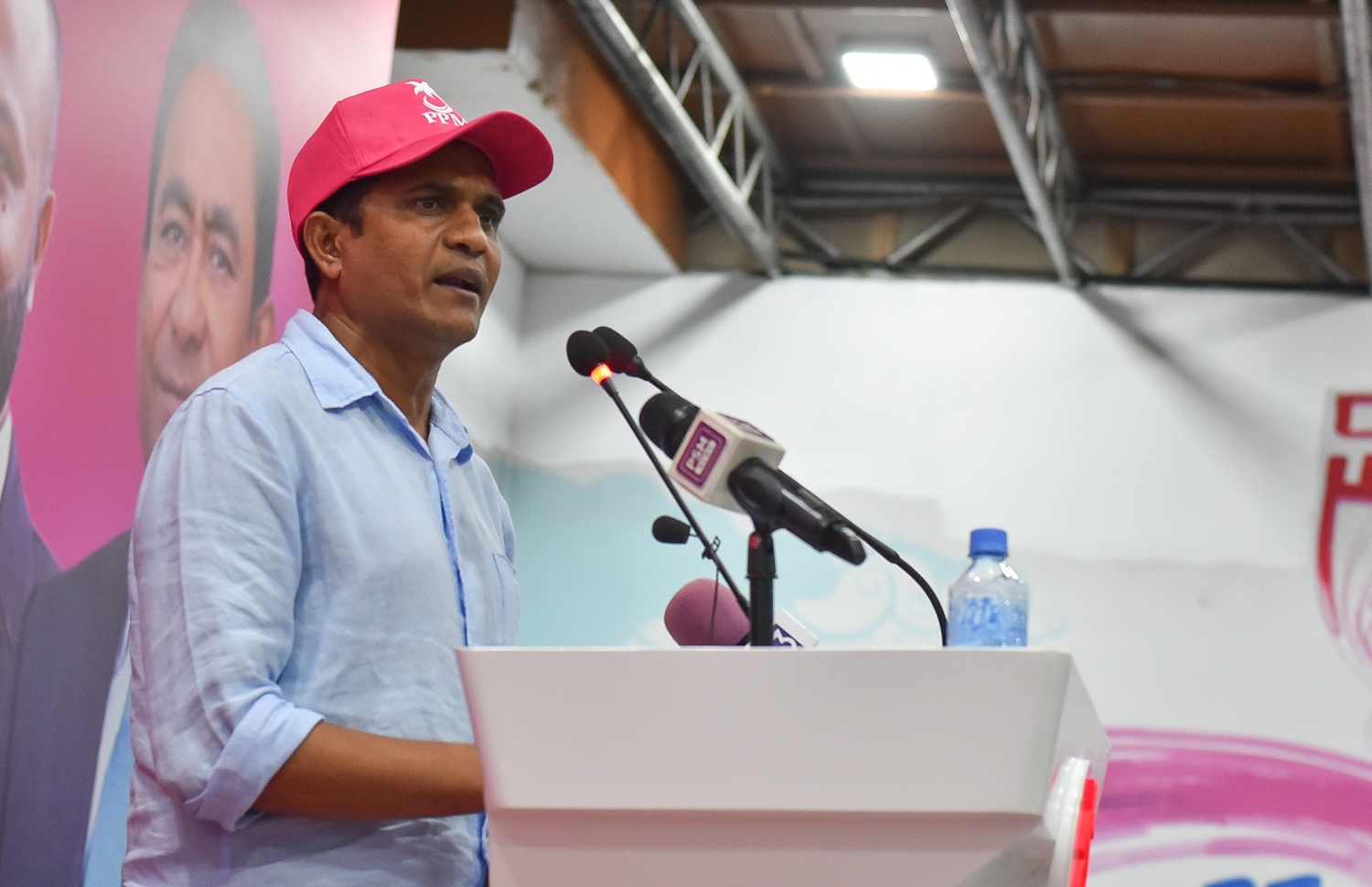 މާލެ: އޮގަސްޓް 17، 2018- މި އަހަރުގެ ރިޔާސީ އިންތިޚާބުގެ ކެމްޕެއިނާ ގުޅުވައިގެން، ޕީޕީއެމުން އެ ޕާޓީގެ "ރުމާލު 2" ޖަގަހައިގައި ބޭއްވި ޖަލްސާގައި، ޕީޕީއެމްގެ ޕާލަމެންޓްރީ ގުރޫޕުގެ ލީޑަރު އަހުމަދު ނިހާން ވާހަކަ ދައްކަވަނީ.---ފޮޓޯ: ހުސައިން ވަހީދު/މިހާރު