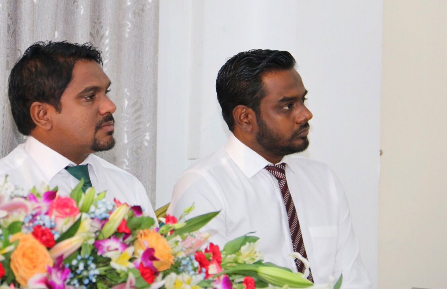 އިލެކްޝަންސް ކޮމިޝަންގައި މިއަދު ބޭއްވި ރަސްމިއްޔާތުގައި އެ ކޮމިޝަންގެ ނައިބު ރައީސް އަމްޖަދު (ވ) އަދި މެމްބަރު އަކްރަމް ބައިވެރިވެވަޑައިގަންނަވަނީ. - ފޮޓޯ: އިލެކްޝަންސް ކޮމިޝަން