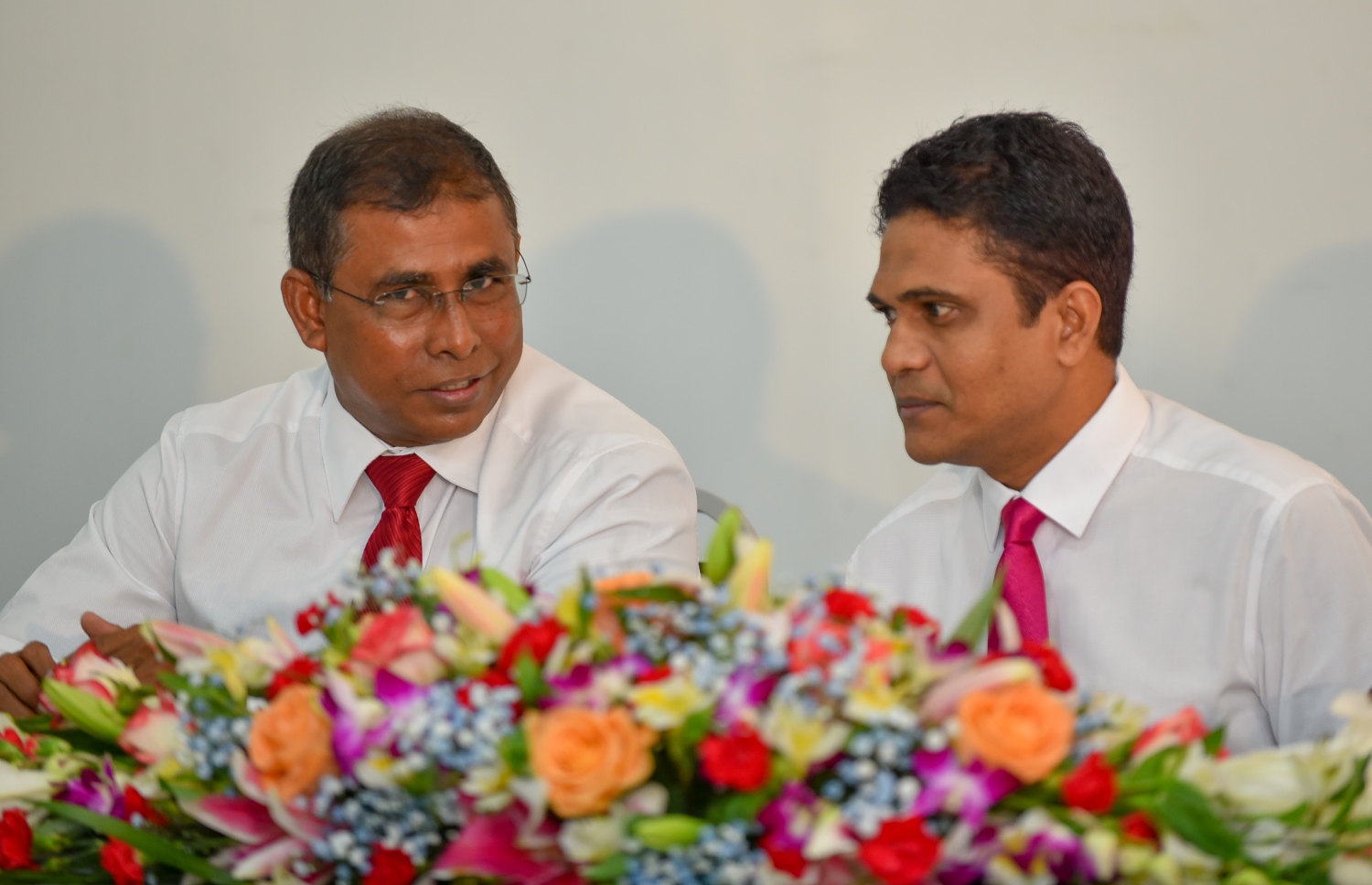 މާލެ: އޮގަސްޓް 18، 2018- މި އަހަރުގެ ރިޔާސީ އިންތިޚާބުގައި ވާދަކުރައްވާ ދެ ކެންޑިޑޭޓުންގެ ނަން ތަރުތީބު ކުރުމަށްޓަކައި ބޭއްވި ހަފުލާގައި ރައްޔިތުންގެ މަޖިލީހުގެ ޕީޕީއެމްގެ މެމްބަރު އަހުމަދު ނިހާން (ކ) ޖޭޕީގެ ނައިބު ރައީސް ޑރ، މައުސޫމް (ވ) ވާހަކަ ދައްކަވަނީ.---ފޮޓޯ: އަހުމަދު ނިޝާތު/މިހާރު