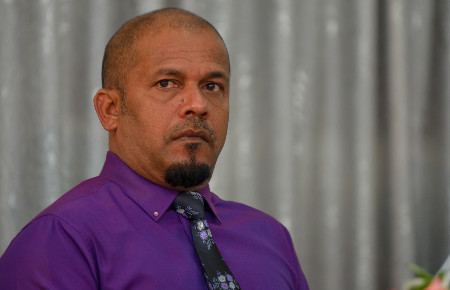 މާލެ: އޮގަސްޓް 18، 2018- މި އަހަރުގެ ރިޔާސީ އިންތިޚާބުގައި ވާދަކުރައްވާ ދެ ކެންޑިޑޭޓުންގެ ނަން ތަރުތީބު ކުރުމަށްޓަކައި އިލެކްޝަންސް ކޮމިޝަންގައި ބޭއްވި ހަފުލާގައި، އެ ކޮމިޝަންގެ ރައީސް ޝަރީފް ބައިވެރިވެވަޑައިގަންނަވަނީ.---ފޮޓޯ: އަހުމަދު ނިޝާތު/މިހާރު