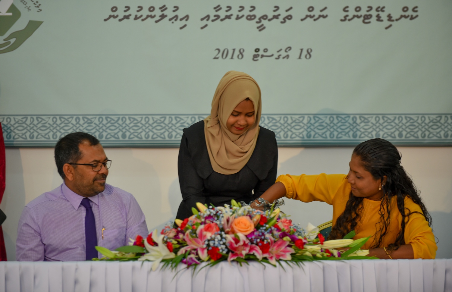މާލެ: އޮގަސްޓް 18، 2018- މި އަހަރުގެ ރިޔާސީ އިންތިޚާބުގައި ވާދަކުރައްވާ ދެ ކެންޑިޑޭޓުންގެ ނަން ތަރުތީބު ކުރުމަށްޓަކައި އިލެކްޝަންސް ކޮމިޝަންގައި ބޭއްވި ހަފުލާގައި، އިދިކޮޅު ކެންޑިޑޭޓް އިބްރާހިމް މުހައްމަދު ސޯލިހް (އިބޫ) ގެ އިންތިޚާބީ އެޖެންޓް ހިސާން (ކ) ކަމާއި ގުޅޭ ލިޔުމެއްގައި އިނގިލީގެ ނިޝާން ޖައްސަވަނީ.---ފޮޓޯ: އަހުމަދު ނިޝާތު/މިހާރު