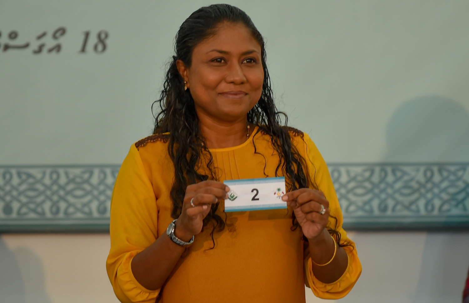 މާލެ: އޮގަސްޓް 18، 2018- މި އަހަރުގެ ރިޔާސީ އިންތިޚާބުގައި ވާދަކުރައްވާ ދެ ކެންޑިޑޭޓުންގެ ތެރެއިން، އިދިކޮޅު ކެންޑިޑޭޓް އިބްރާހިމް މުހައްމަދު ސޯލިހް (އިބޫ) އަށް ގުރުއަތުން ލިބިވަޑައިގެންނެވި ދެވަނަ ނަމްބަރު، އޭނާގެ އިންތިޚާބީ އެޖެންޓު ހިސާން ދައްކާލައްވަނީ.---ފޮޓޯ: އަހުމަދު ނިޝާތު/މިހާރު