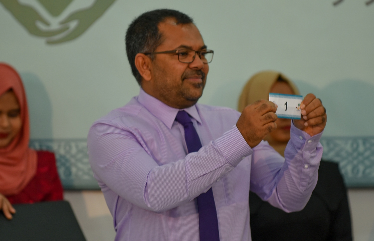 މާލެ: އޮގަސްޓް 18، 2018- މި އަހަރުގެ ރިޔާސީ އިންތިޚާބުގައި ވާދަކުރައްވާ ދެ ކެންޑިޑޭޓުންގެ ތެރެއިން، ޕީޕީއެމްގެ ކެންޑިޑޭޓް ރައީސް ޔާމީނަށް ގުރުއަތުން ލިބިވަޑައިގެންނެވި އެއްވަނަ ނަމްބަރު، އެ ޕާޓީގެ ނައިބު ރައީސް ޒަމީރު ދައްކާލައްވަނީ.---ފޮޓޯ: އަހުމަދު ނިޝާތު/މިހާރު