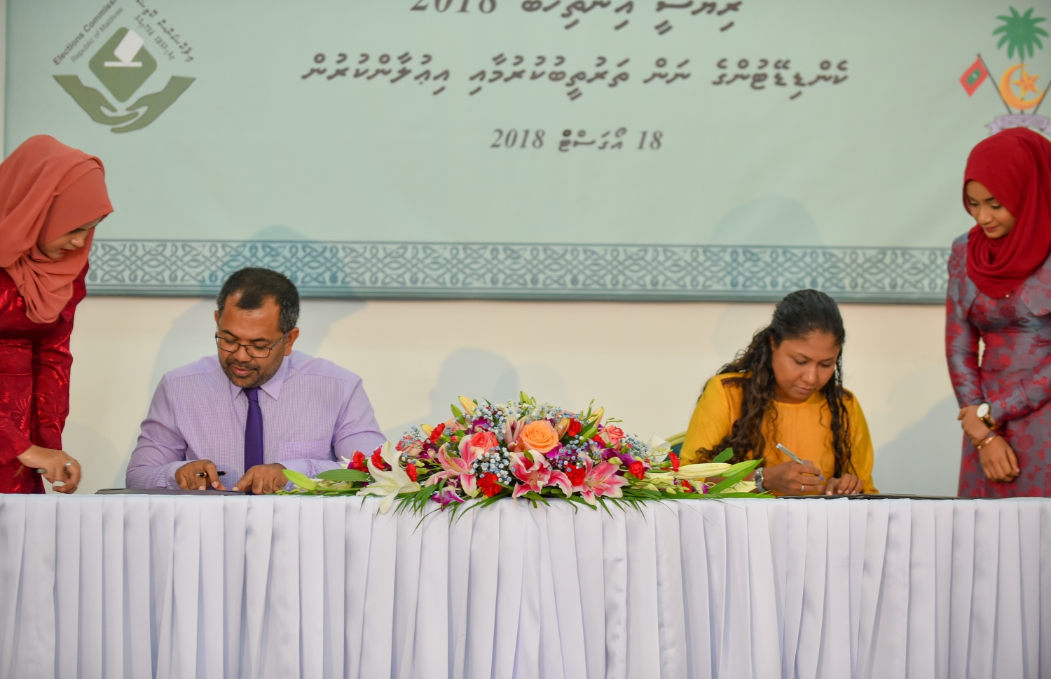 މާލެ: އޮގަސްޓް 18، 2018- މި އަހަރުގެ ރިޔާސީ އިންތިޚާބުގައި ވާދަކުރައްވާ ދެ ކެންޑިޑޭޓުންގެ ނަން ތަރުތީބު ކުރުމަށްޓަކައި އެ ދެ ބޭފުޅުންގެ ފަރާތްޕުޅުން ގުރު ނެންގެވި ހިސާން ހުސައިން [އިދިކޮޅު ކެންޑިޑޭޓް އިބްރާހިމް މުހައްމަދު ސޯލިހް (އިބޫ) ގެ އިންތިޚާބީ އެޖެންޓު] އާއި މޫސާ ޒަމީރު [ރައީސް ޔާމީންގެ ފަރާތްޕުޅުން] ކަމާ ގުޅޭ ލިޔުމުގައި ސޮއިކުރައްވަނީ: ރައީސް ޔާމީންގެ ކެންޑިޑޭޓް ނަމްބަރަކީ 1، އިބޫގެ ނަމްބަރަކީ 2.---ފޮޓޯ: އަހުމަދު ނިޝާތު/މިހާރު