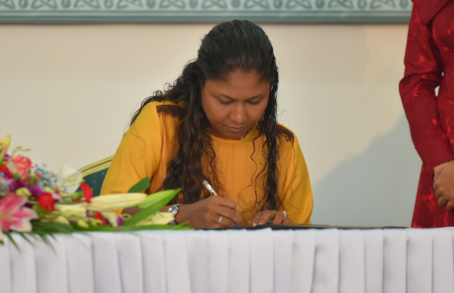 މާލެ: އޮގަސްޓް 18، 2018- މި އަހަރުގެ ރިޔާސީ އިންތިޚާބުގައި ވާދަކުރައްވާ ދެ ކެންޑިޑޭޓުންގެ ނަން ތަރުތީބު ކުރުމަށްޓަކައި އިލެކްޝަންސް ކޮމިޝަންގައި ބޭއްވި ހަފުލާގައި، އިދިކޮޅު ކެންޑިޑޭޓް އިބްރާހިމް މުހައްމަދު ސޯލިހް (އިބޫ) ގެ އިންތިޚާބީ އެޖެންޓް ހިސާން، ކަމާއި ގުޅޭ ލިޔުމެއްގައި ސޮއިކުރައްވަނީ.---ފޮޓޯ: އަހުމަދު ނިޝާތު/މިހާރު