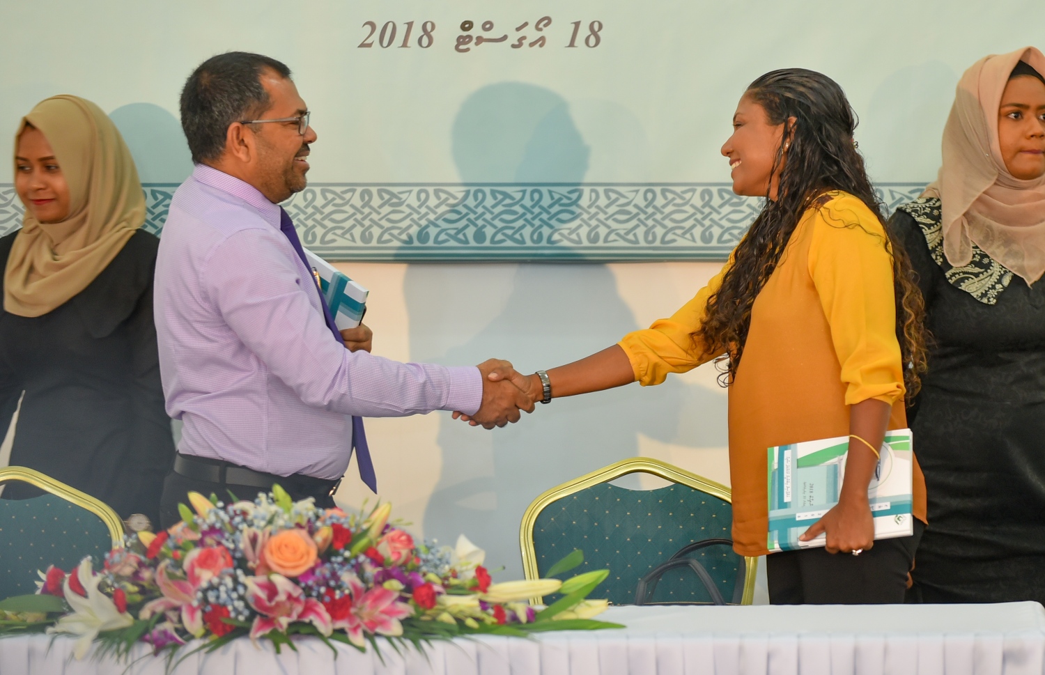 މާލެ: އޮގަސްޓް 18، 2018- މި އަހަރުގެ ރިޔާސީ އިންތިޚާބުގައި ވާދަކުރައްވާ ދެ ކެންޑިޑޭޓުންގެ ނަން ތަރުތީބު ކުރުމަށްޓަކައި އެ ދެ ބޭފުޅުންގެ ފަރާތްޕުޅުން ގުރު ނެންގެވި ހިސާން ހުސައިން [އިދިކޮޅު ކެންޑިޑޭޓް އިބްރާހިމް މުހައްމަދު ސޯލިހް (އިބޫ) ގެ އިންތިޚާބީ އެޖެންޓު] އާއި މޫސާ ޒަމީރު [ރައީސް ޔާމީންގެ ފަރާތްޕުޅުން] ސަލާމް ކުރައްވަނީ: ރައީސް ޔާމީންގެ ކެންޑިޑޭޓް ނަމްބަރަކީ 1، އިބޫގެ ނަމްބަރަކީ 2.---ފޮޓޯ: އަހުމަދު ނިޝާތު/މިހާރު
