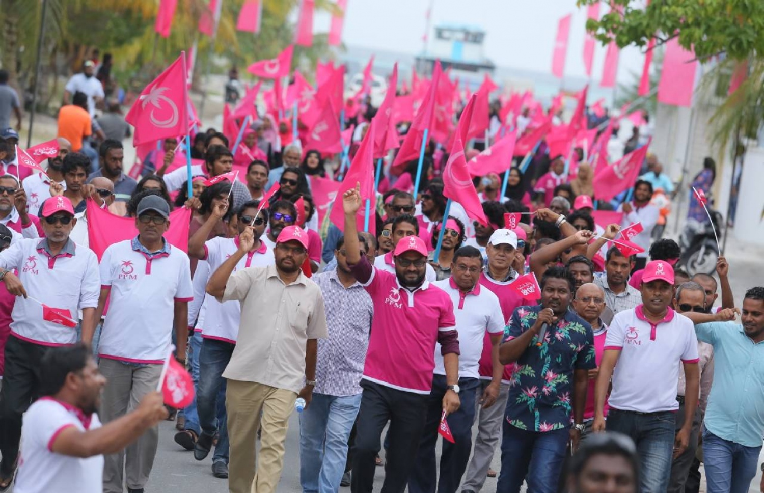 ގދ. ތިނަދޫ: އޮގަސްޓް 18، 2018- މި އަހަރުގެ ރިޔާސީ އިންތިޚާބުގައި ޕީޕީއެމުން ވާދަކުރައްވާ ކެންޑިޑޭޓު ރައީސް އަބްދުﷲ ޔާމީންގެ ރަނިންމޭޓު ޑރ. މުހައްމަދު ޝަހީމް އަލީ ސައީދު މި ރަށުގައި މިއަދު ހަވީރު ބޭއްވި ހިނގާލުމުގެ ތެރެއިން.---ފޮޓޯ: ޕީޕީއެމް