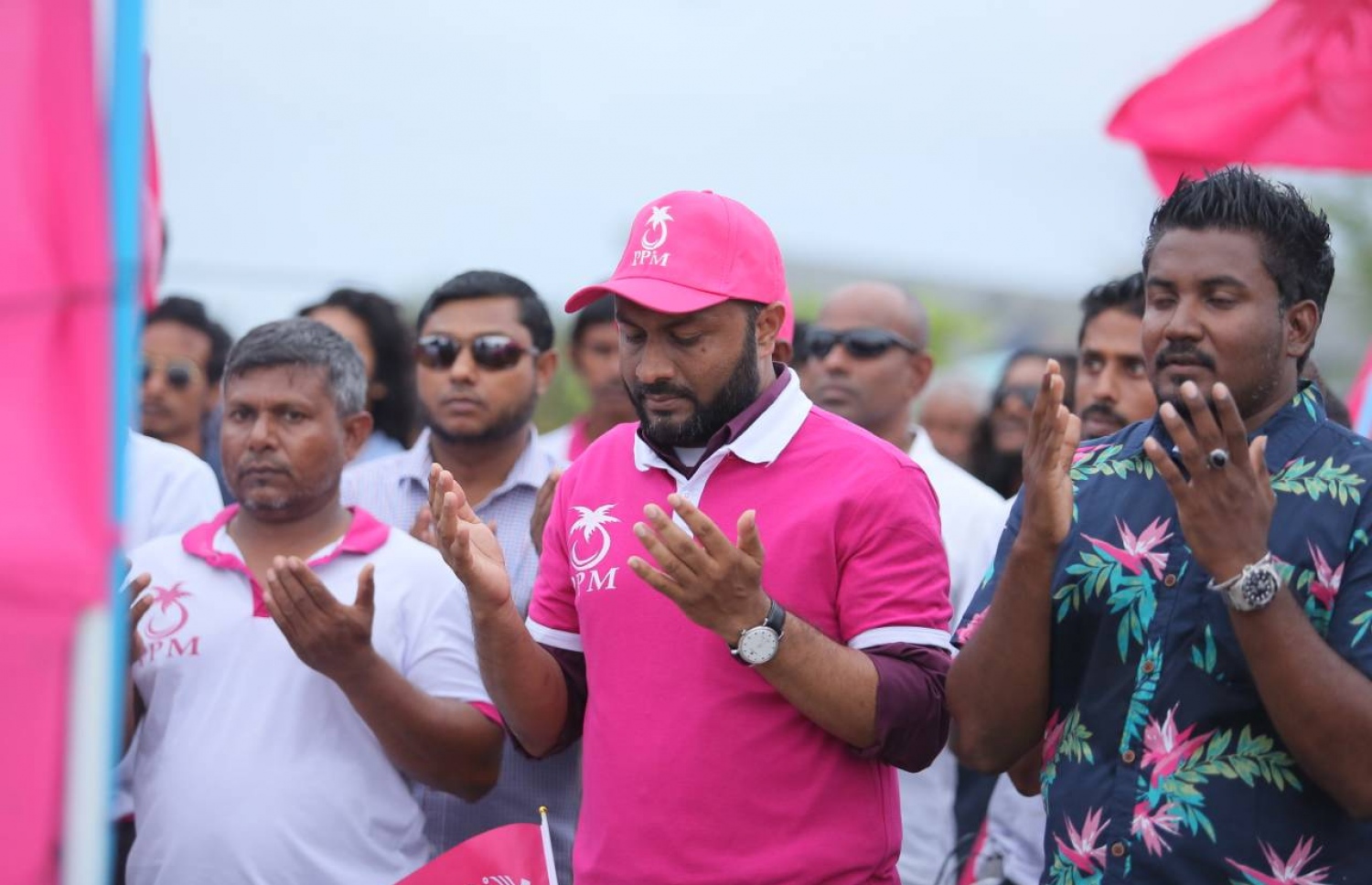 ގދ. ތިނަދޫ: އޮގަސްޓް 18، 2018- މި އަހަރުގެ ރިޔާސީ އިންތިޚާބުގައި ޕީޕީއެމުން ވާދަކުރައްވާ ކެންޑިޑޭޓު ރައީސް އަބްދުﷲ ޔާމީންގެ ރަނިންމޭޓު ޑރ. މުހައްމަދު ޝަހީމް އަލީ ސައީދު މި ރަށުގައި މިއަދު ހަވީރު ބޭއްވި ހިނގާލުމުގައި ދުއާއަށް އަތް ނަންގަވައިގެން.---ފޮޓޯ: ޕީޕީއެމް