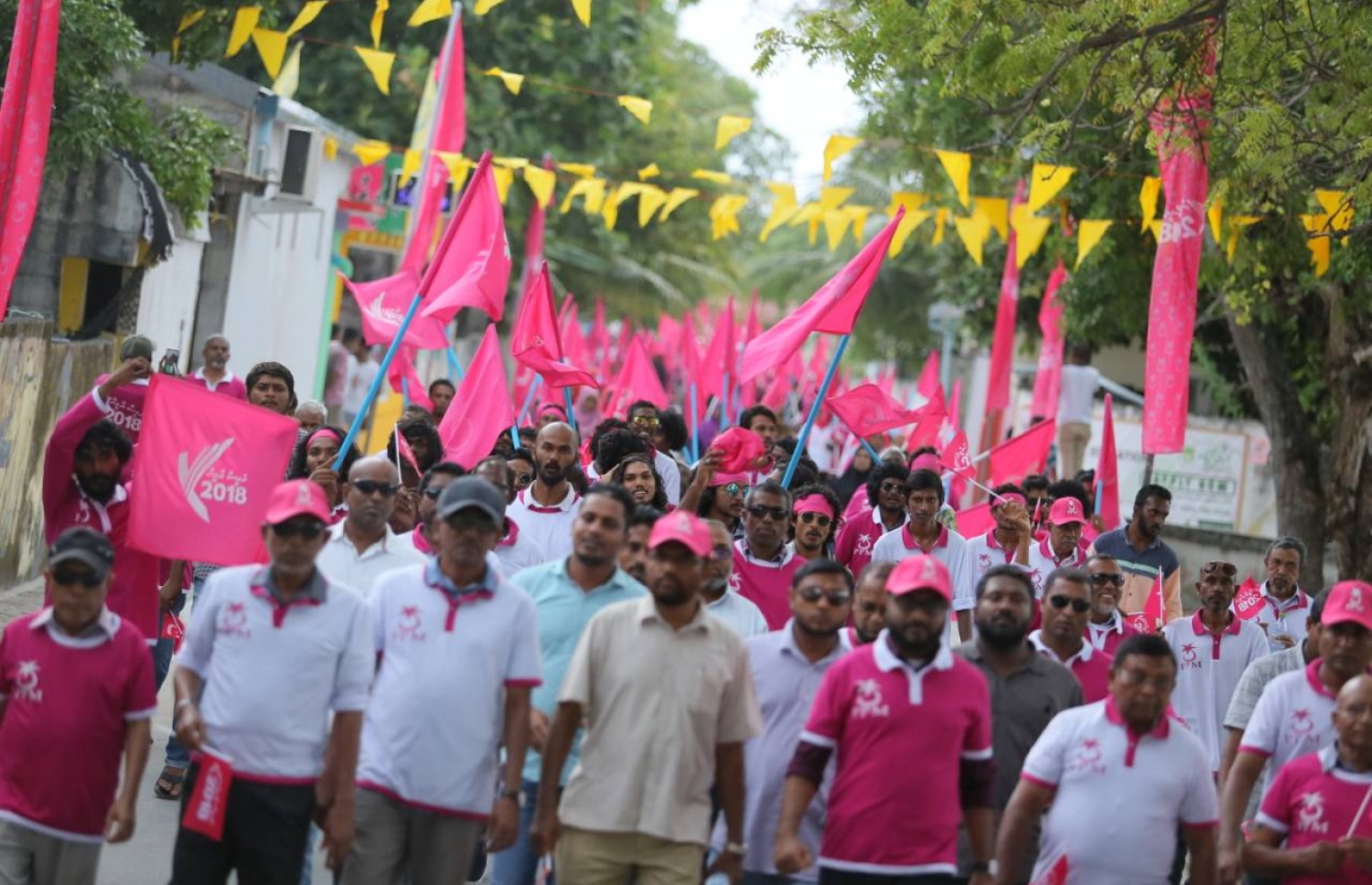 ގދ. ތިނަދޫ: އޮގަސްޓް 18، 2018- މި އަހަރުގެ ރިޔާސީ އިންތިޚާބުގައި ޕީޕީއެމުން ވާދަކުރައްވާ ކެންޑިޑޭޓު ރައީސް އަބްދުﷲ ޔާމީންގެ ރަނިންމޭޓު ޑރ. މުހައްމަދު ޝަހީމް އަލީ ސައީދު މި ރަށުގައި މިއަދު ހަވީރު ބޭއްވި ހިނގާލުމުގެ ތެރެއިން.---ފޮޓޯ: ޕީޕީއެމް