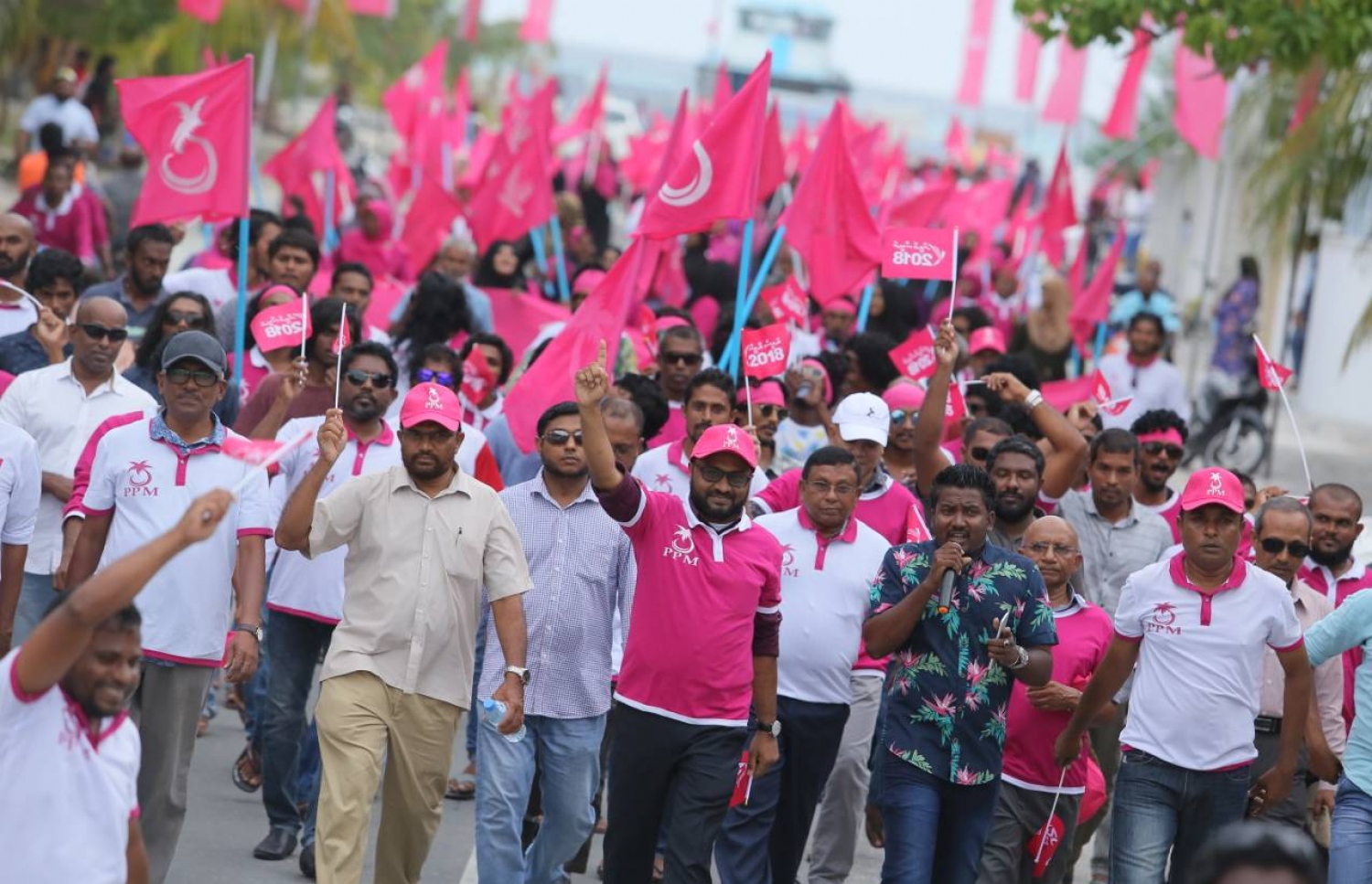 ގދ. ތިނަދޫ: އޮގަސްޓް 18، 2018- މި އަހަރުގެ ރިޔާސީ އިންތިޚާބުގައި ޕީޕީއެމުން ވާދަކުރައްވާ ކެންޑިޑޭޓު ރައީސް އަބްދުﷲ ޔާމީންގެ ރަނިންމޭޓު ޑރ. މުހައްމަދު ޝަހީމް އަލީ ސައީދު މި ރަށުގައި މިއަދު ހަވީރު ބޭއްވި ހިނގާލުމުގެ ތެރެއިން.---ފޮޓޯ: ޕީޕީއެމް